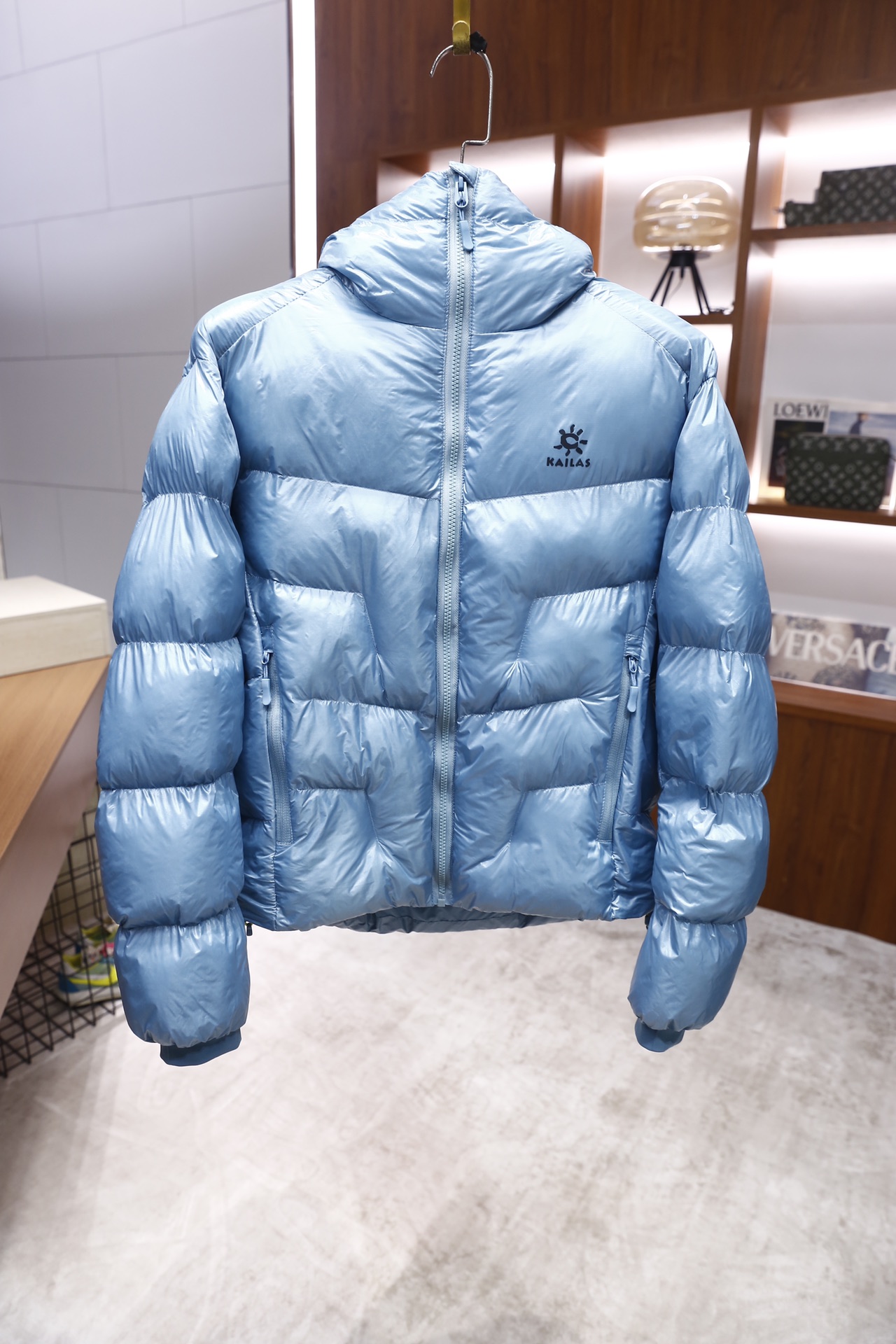 🔥凯乐石.25秋冬新款！时尚男士羽绒棉服为经典亮面材质，采用连帽立领设计，正面是全拉链开合，衣身做了立体