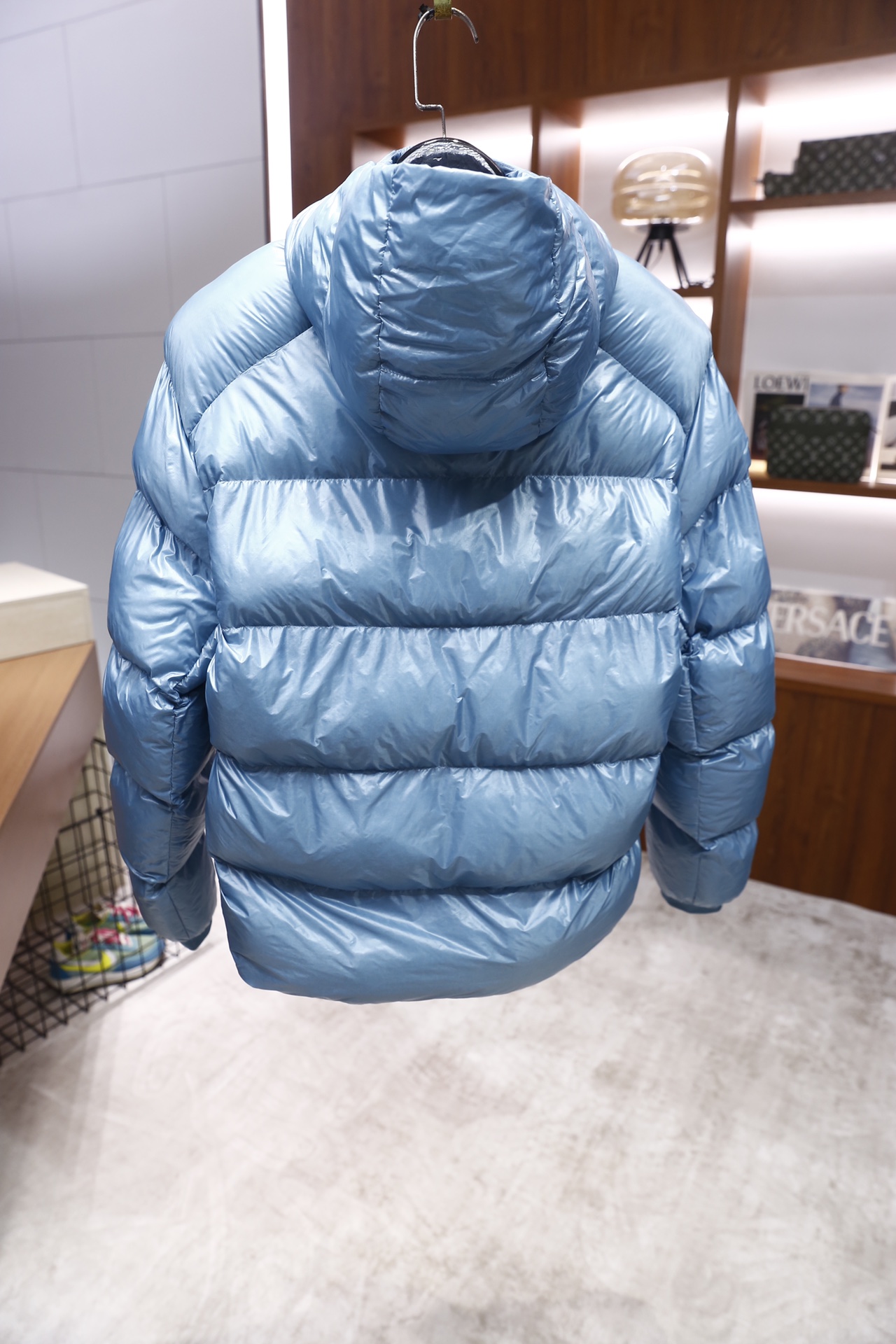 🔥凯乐石.25秋冬新款！时尚男士羽绒棉服为经典亮面材质，采用连帽立领设计，正面是全拉链开合，衣身做了立体