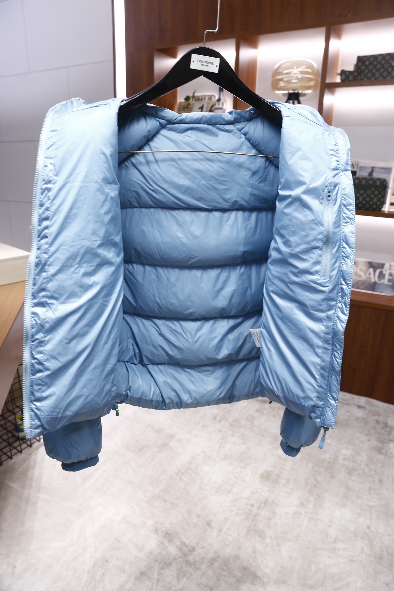 🔥凯乐石.25秋冬新款！时尚男士羽绒棉服为经典亮面材质，采用连帽立领设计，正面是全拉链开合，衣身做了立体