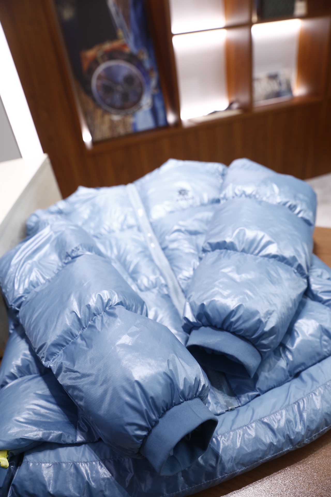 🔥凯乐石.25秋冬新款！时尚男士羽绒棉服为经典亮面材质，采用连帽立领设计，正面是全拉链开合，衣身做了立体