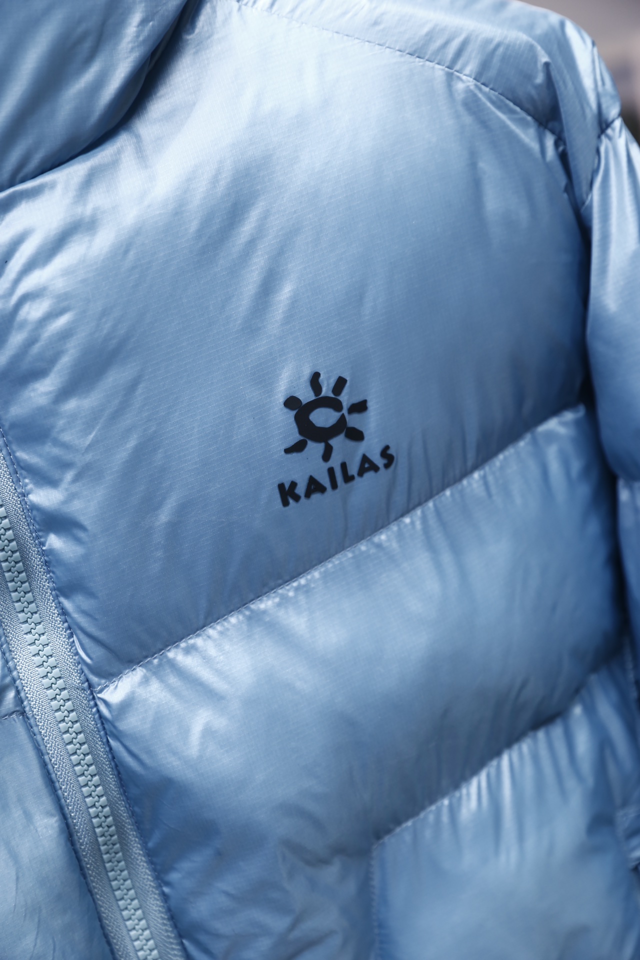 🔥凯乐石.25秋冬新款！时尚男士羽绒棉服为经典亮面材质，采用连帽立领设计，正面是全拉链开合，衣身做了立体