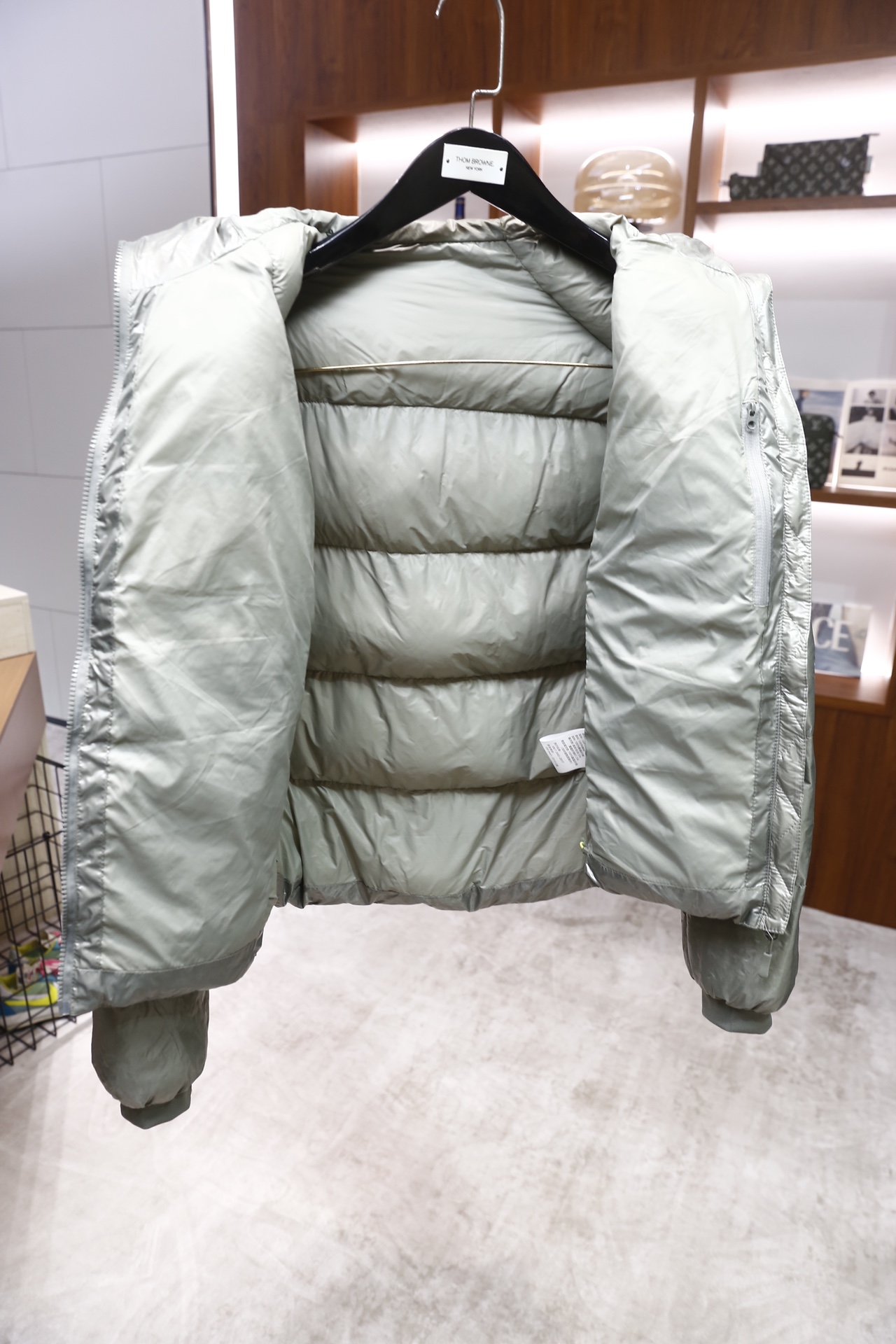 🔥凯乐石.25秋冬新款！时尚男士羽绒棉服为经典亮面材质，采用连帽立领设计，正面是全拉链开合，衣身做了立体