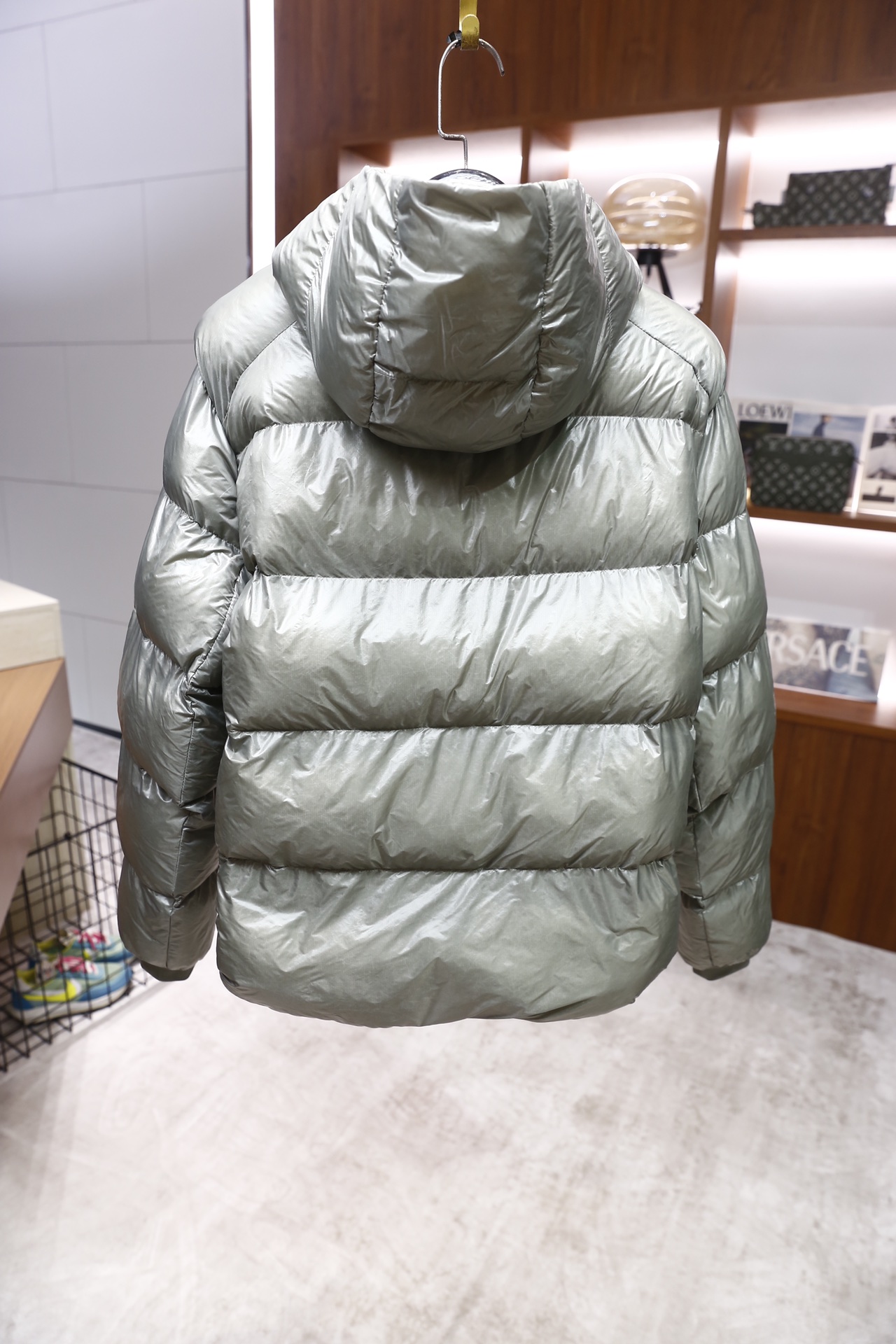 🔥凯乐石.25秋冬新款！时尚男士羽绒棉服为经典亮面材质，采用连帽立领设计，正面是全拉链开合，衣身做了立体