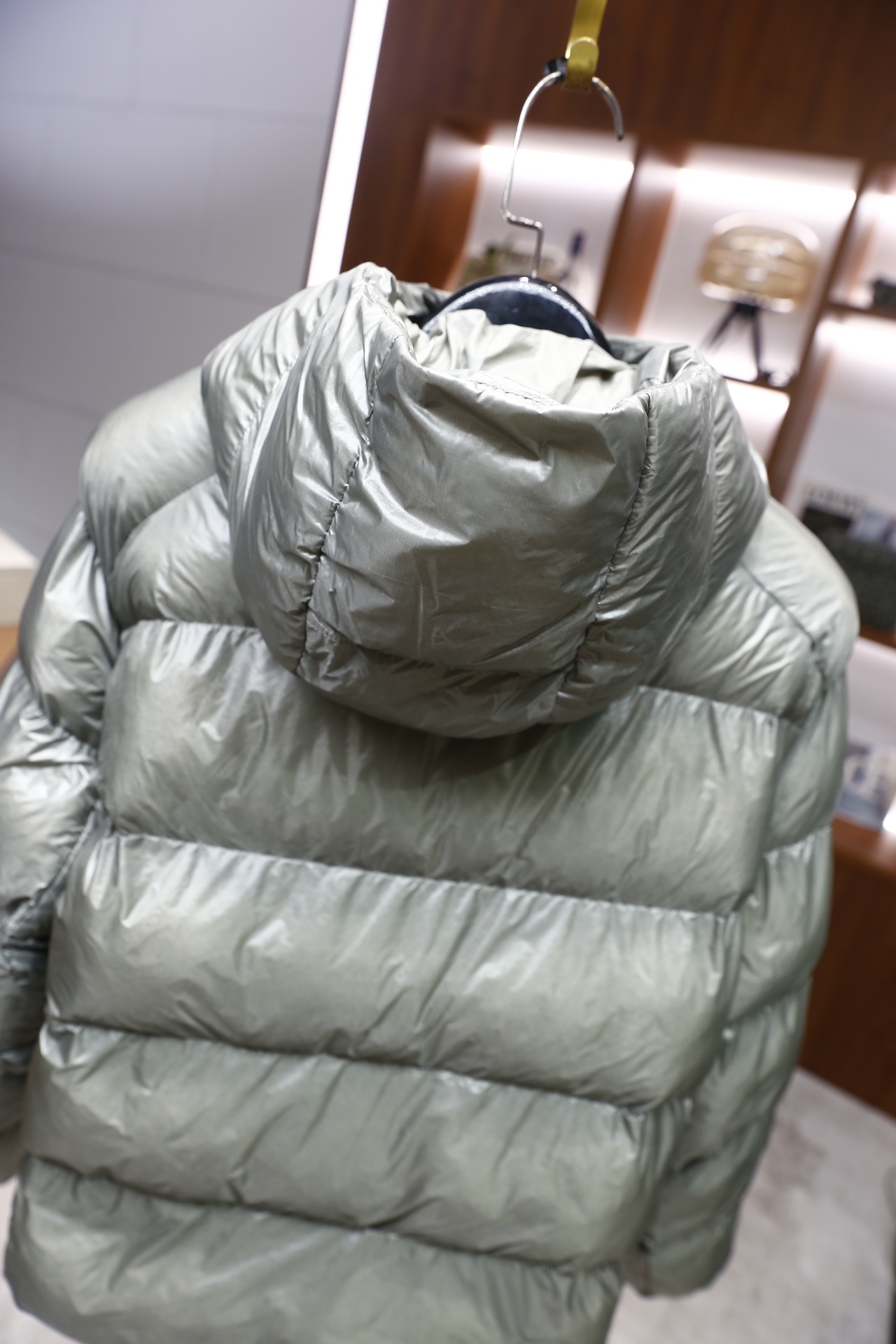 🔥凯乐石.25秋冬新款！时尚男士羽绒棉服为经典亮面材质，采用连帽立领设计，正面是全拉链开合，衣身做了立体