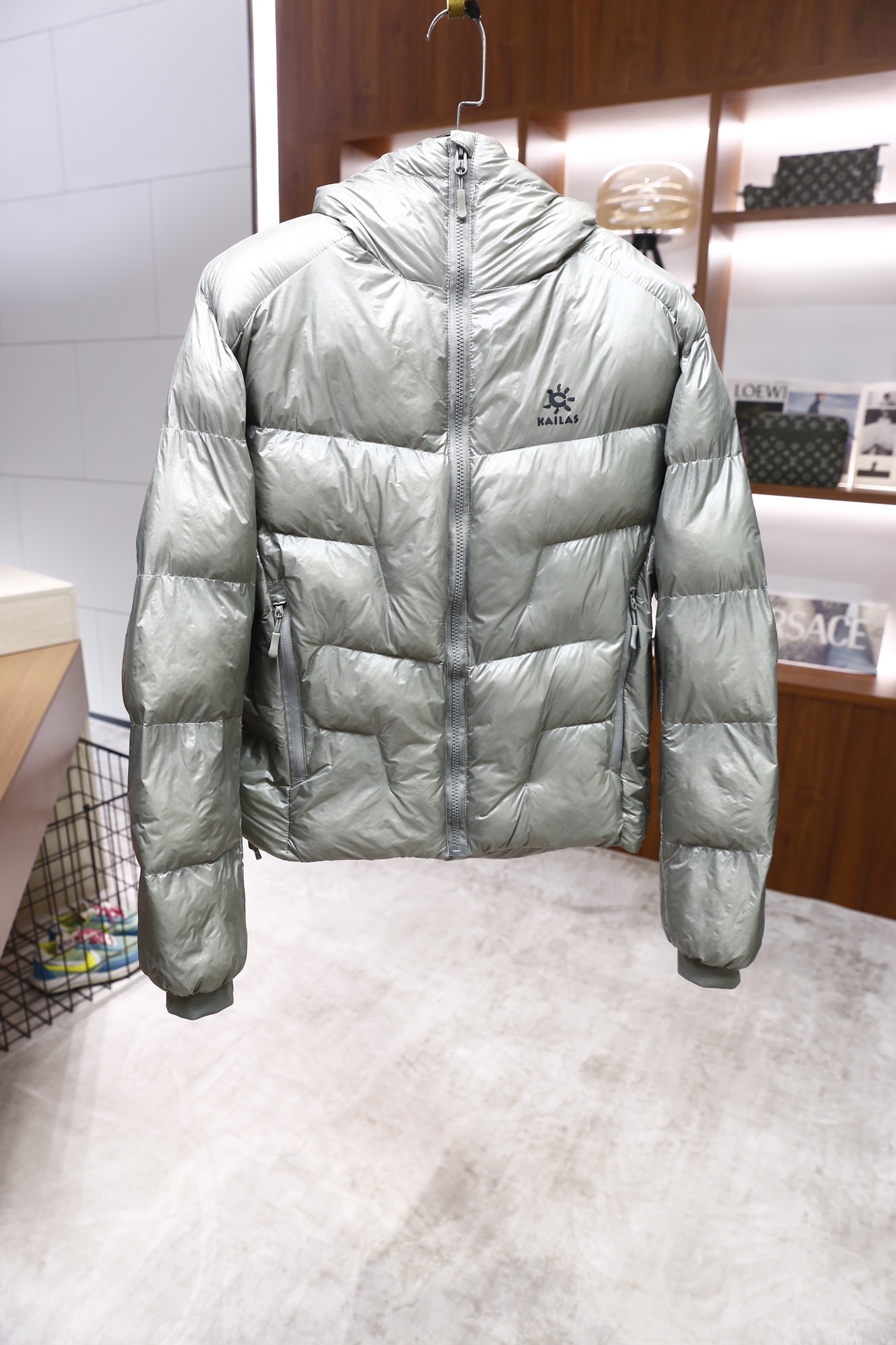 🔥凯乐石.25秋冬新款！时尚男士羽绒棉服为经典亮面材质，采用连帽立领设计，正面是全拉链开合，衣身做了立体