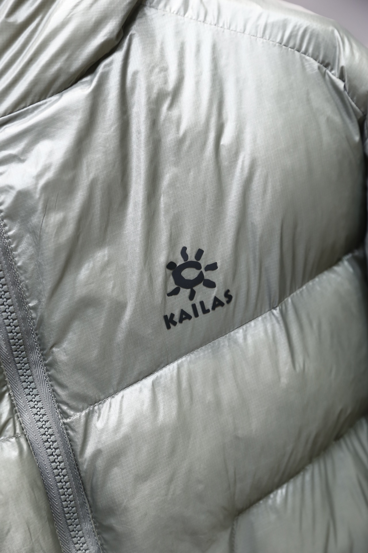 🔥凯乐石.25秋冬新款！时尚男士羽绒棉服为经典亮面材质，采用连帽立领设计，正面是全拉链开合，衣身做了立体