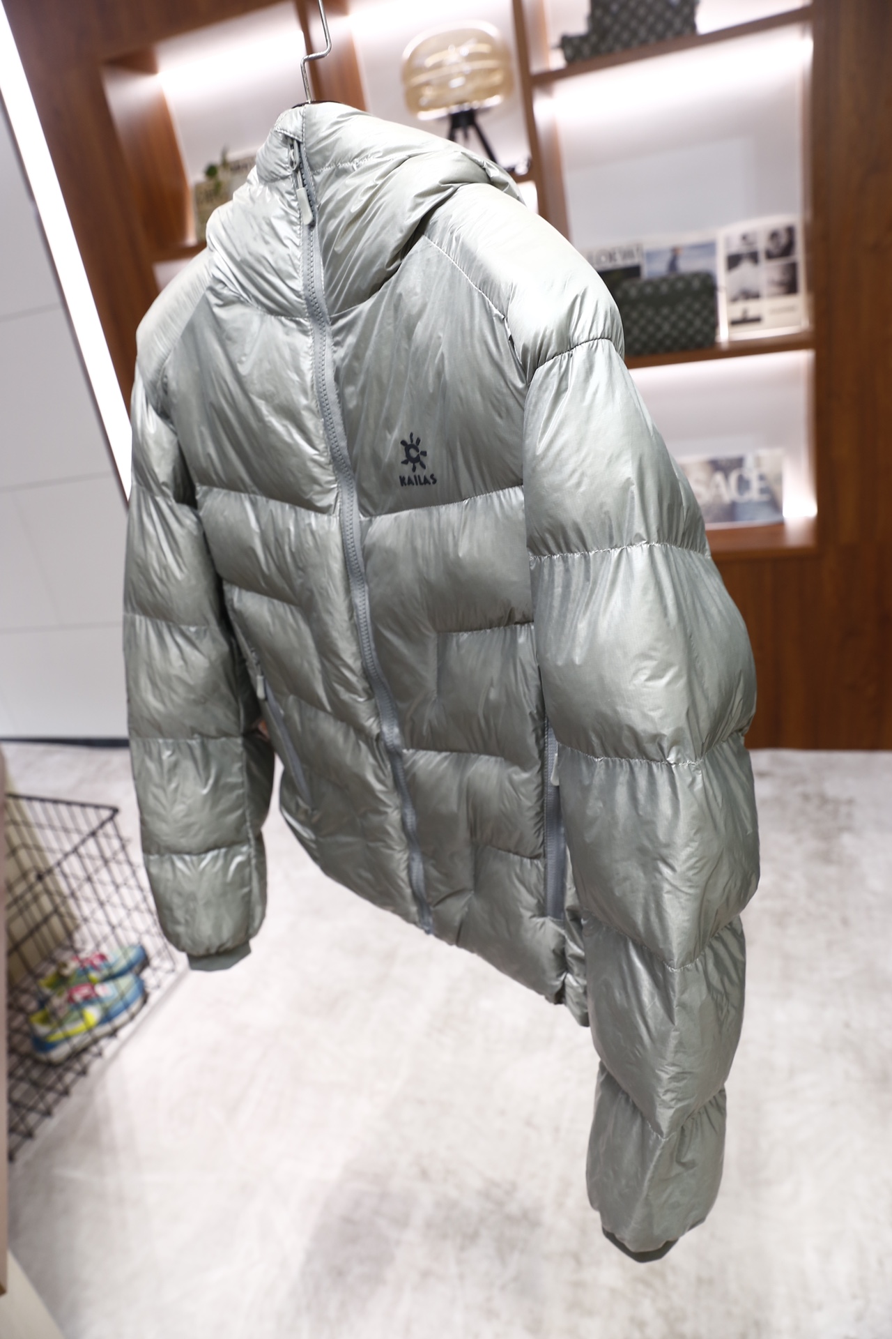🔥凯乐石.25秋冬新款！时尚男士羽绒棉服为经典亮面材质，采用连帽立领设计，正面是全拉链开合，衣身做了立体