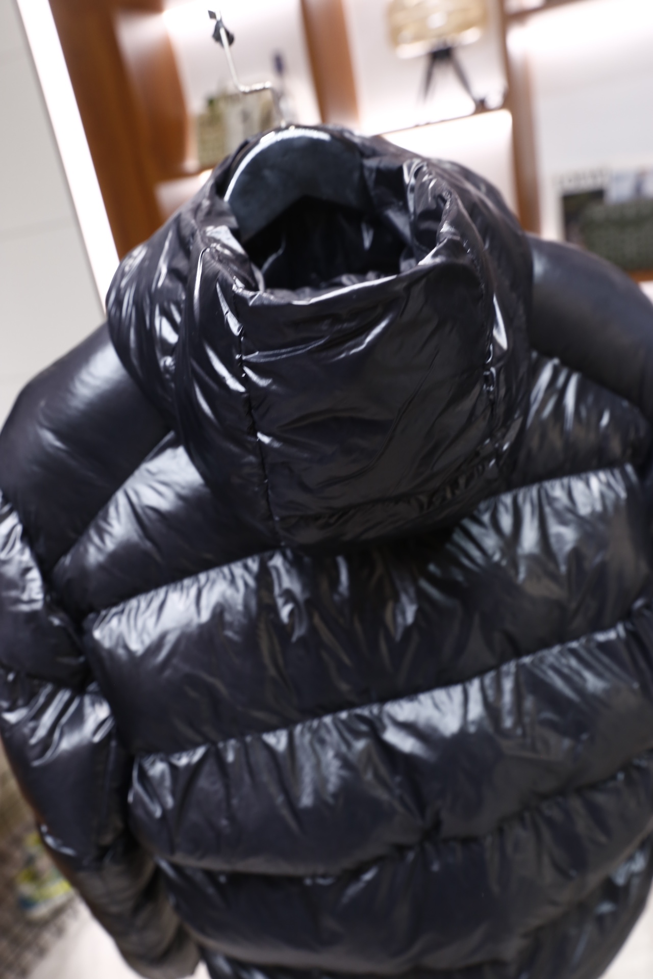 🔥凯乐石.25秋冬新款！时尚男士羽绒棉服为经典亮面材质，采用连帽立领设计，正面是全拉链开合，衣身做了立体