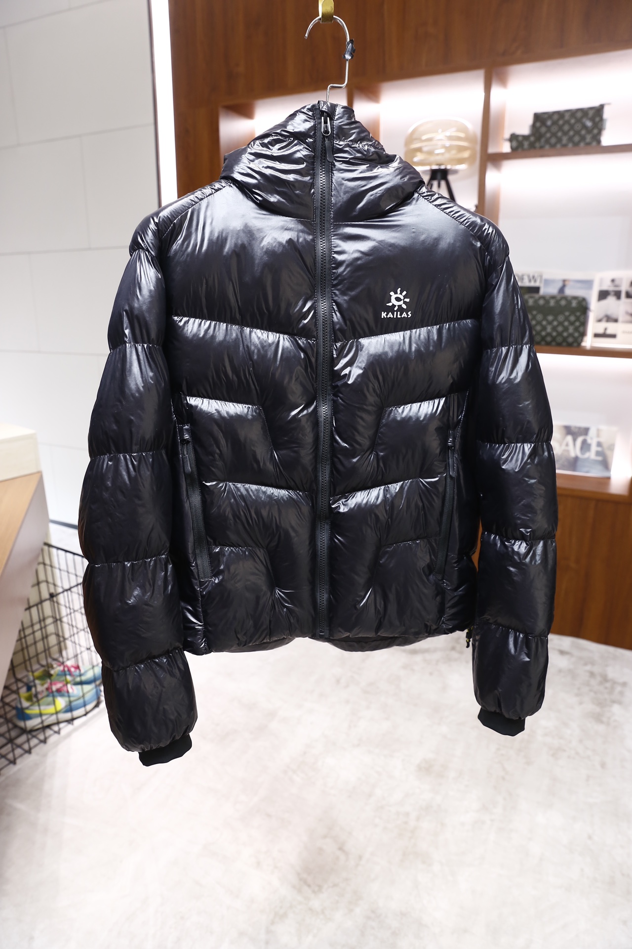 🔥凯乐石.25秋冬新款！时尚男士羽绒棉服为经典亮面材质，采用连帽立领设计，正面是全拉链开合，衣身做了立体