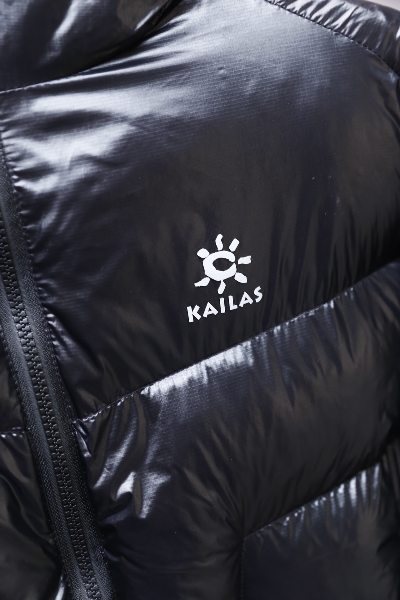 🔥凯乐石.25秋冬新款！时尚男士羽绒棉服为经典亮面材质，采用连帽立领设计，正面是全拉链开合，衣身做了立体