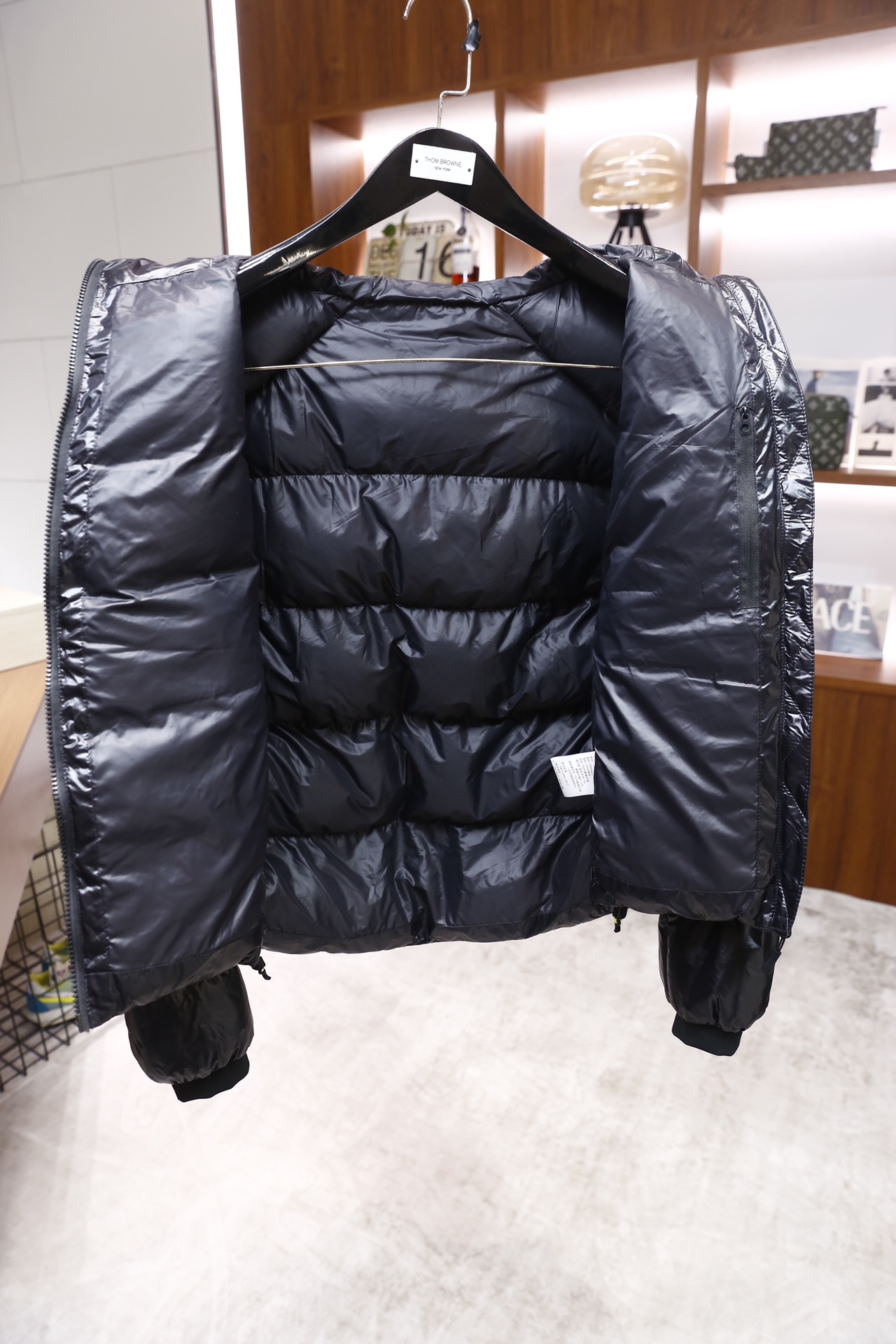 🔥凯乐石.25秋冬新款！时尚男士羽绒棉服为经典亮面材质，采用连帽立领设计，正面是全拉链开合，衣身做了立体