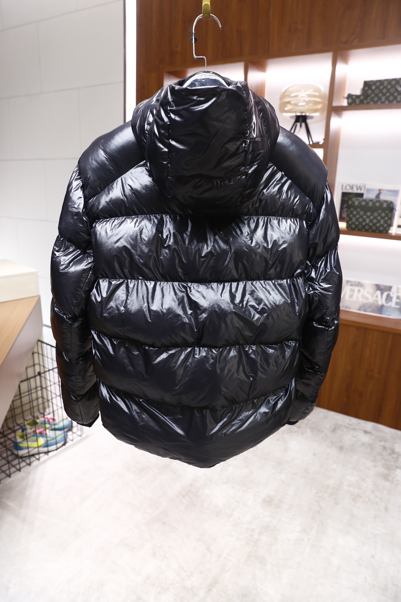 🔥凯乐石.25秋冬新款！时尚男士羽绒棉服为经典亮面材质，采用连帽立领设计，正面是全拉链开合，衣身做了立体