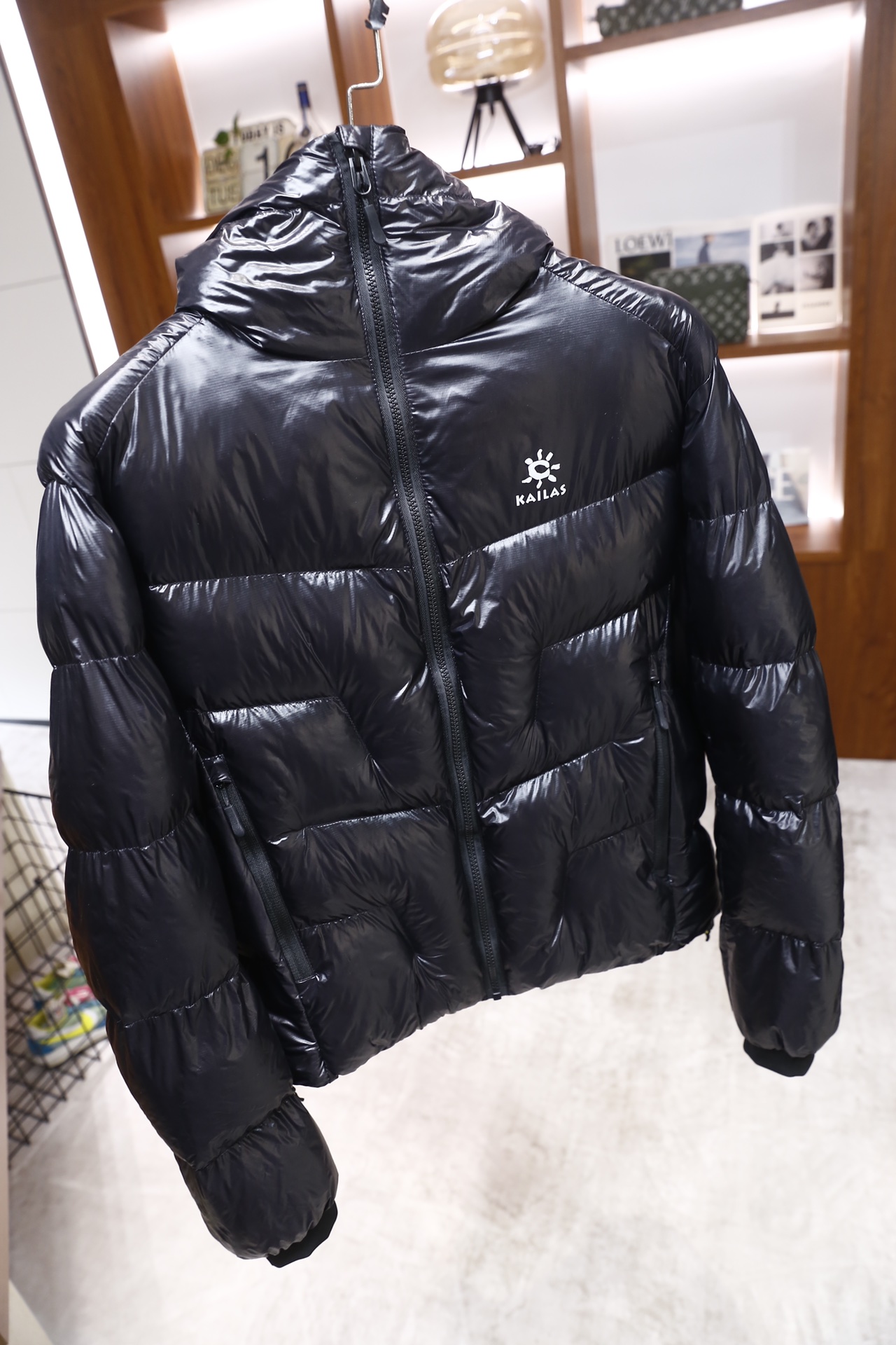 🔥凯乐石.25秋冬新款！时尚男士羽绒棉服为经典亮面材质，采用连帽立领设计，正面是全拉链开合，衣身做了立体