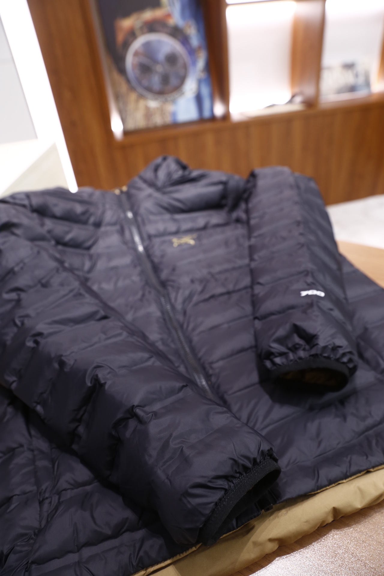🔥始祖鸟/Arc'teryx.2025秋冬新品！时尚男士双面可穿轻薄羽绒服采用羽绒填充，兼具户外功能性与