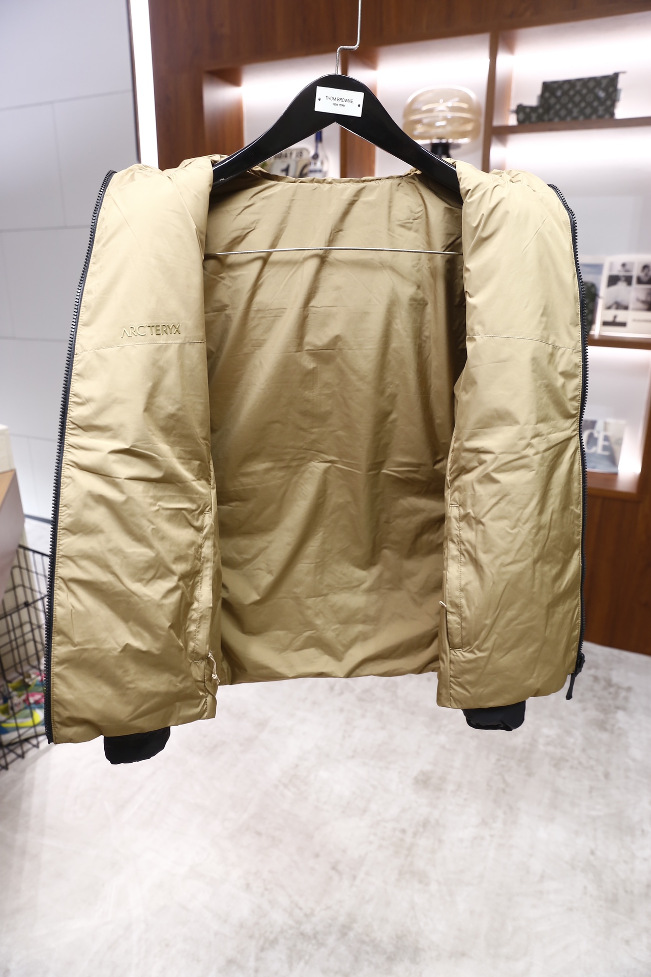 🔥始祖鸟/Arc'teryx.2025秋冬新品！时尚男士双面可穿轻薄羽绒服采用羽绒填充，兼具户外功能性与