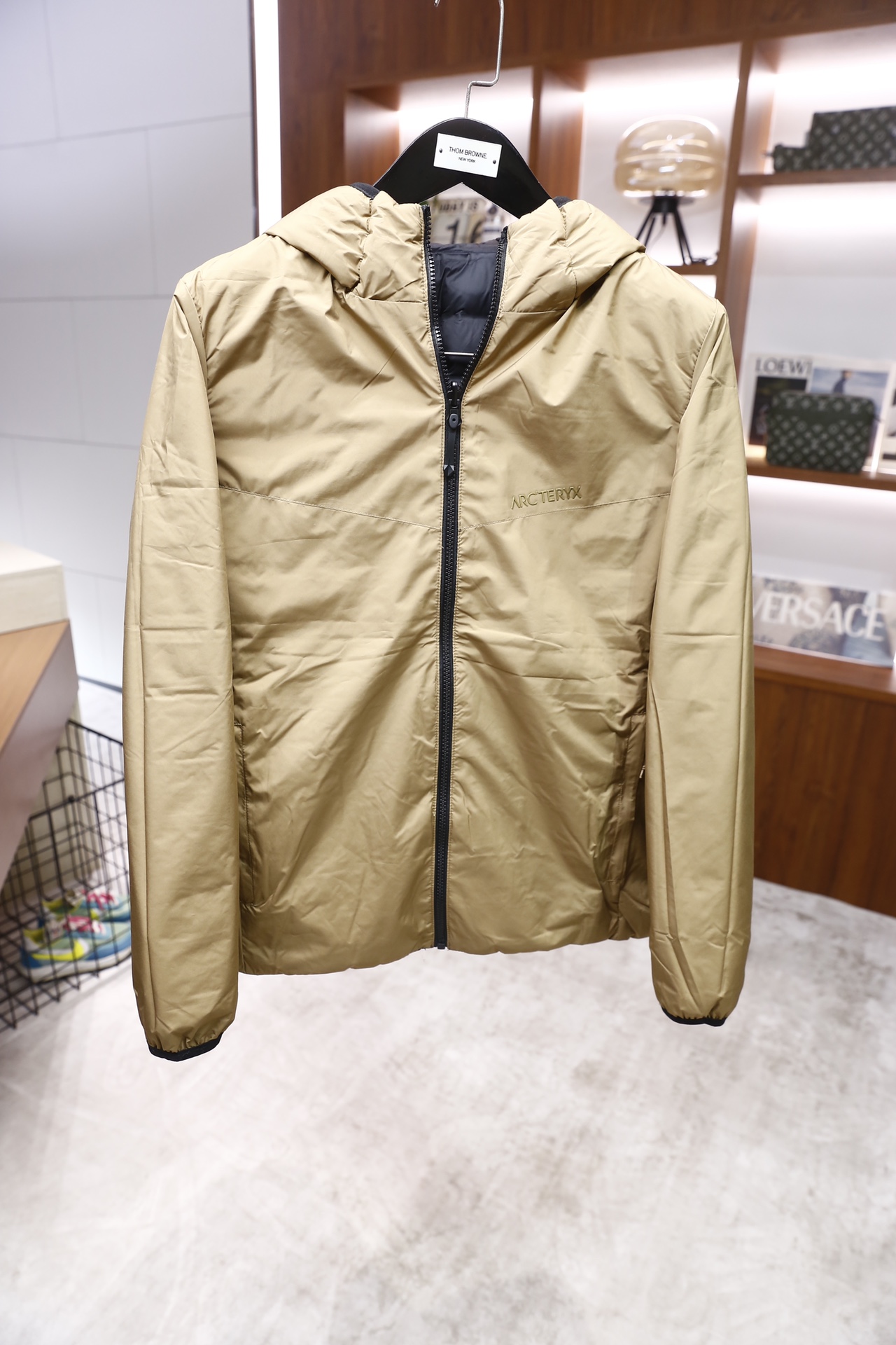 🔥始祖鸟/Arc'teryx.2025秋冬新品！时尚男士双面可穿轻薄羽绒服采用羽绒填充，兼具户外功能性与