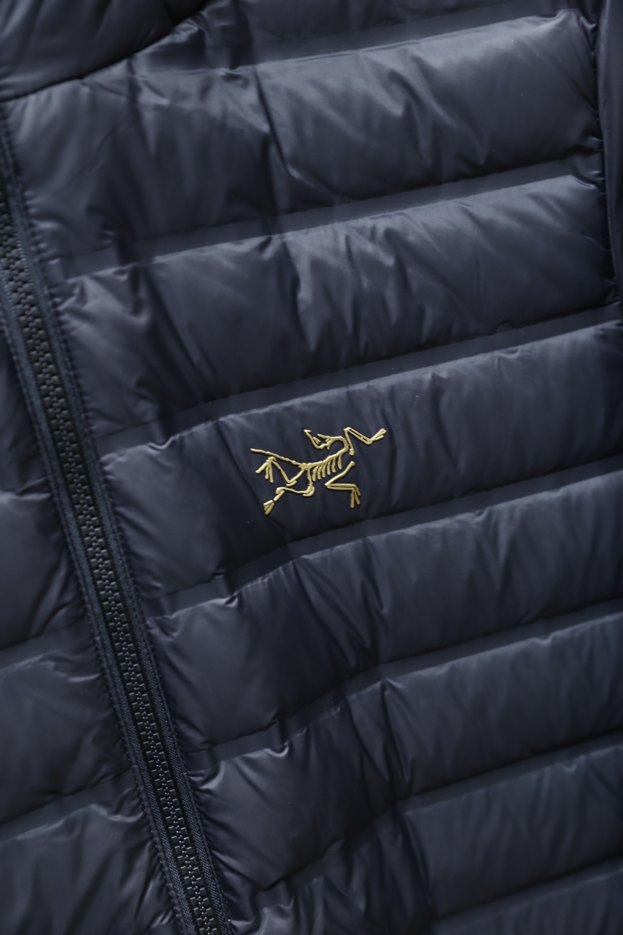 🔥始祖鸟/Arc'teryx.2025秋冬新品！时尚男士双面可穿轻薄羽绒服采用羽绒填充，兼具户外功能性与