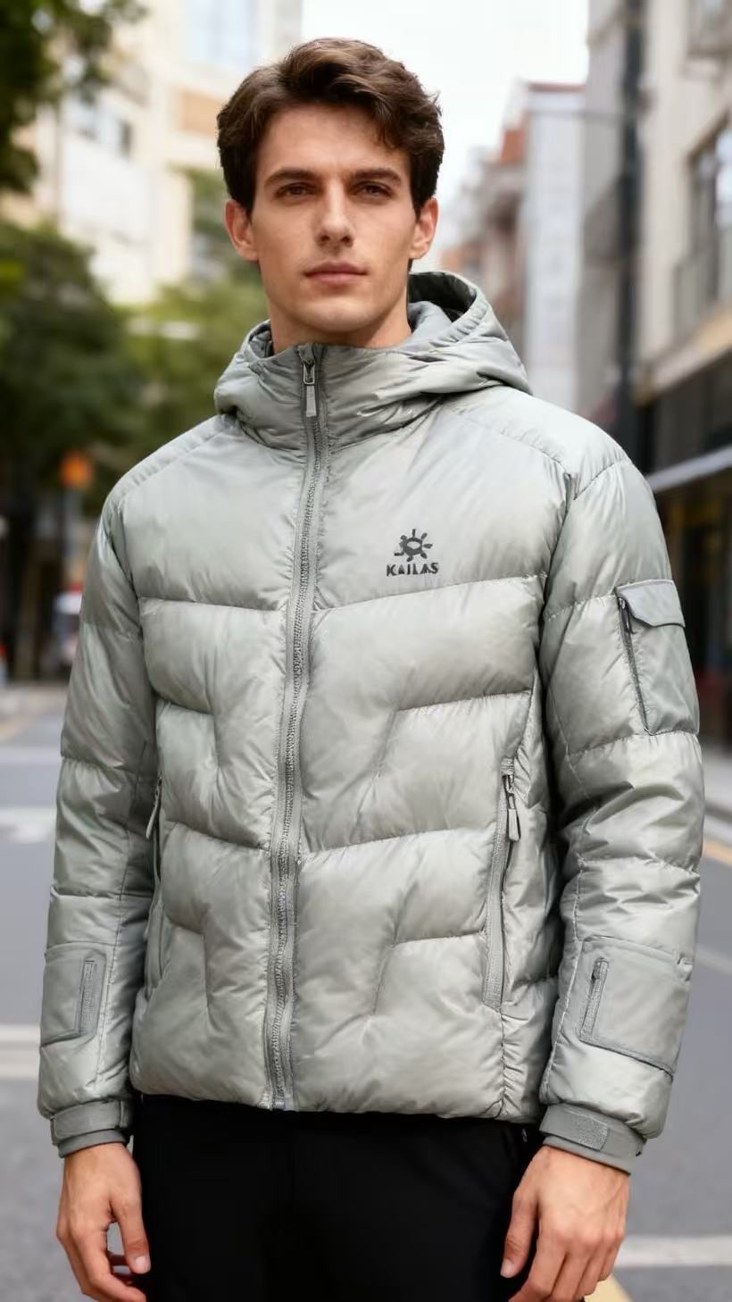 🔥凯乐石.25秋冬新款！时尚男士羽绒棉服为经典亮面材质，采用连帽立领设计，正面是全拉链开合，衣身做了立体