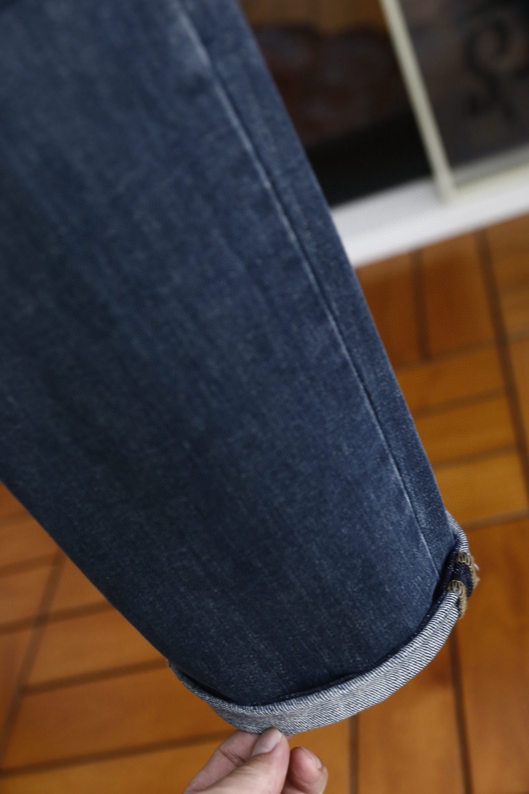 🔥蒙口.2025秋季新品！时尚百搭深蓝色男士牛仔休闲裤，采用抽绳腰头设计，兼具舒适与调节性。裤身有做旧磨