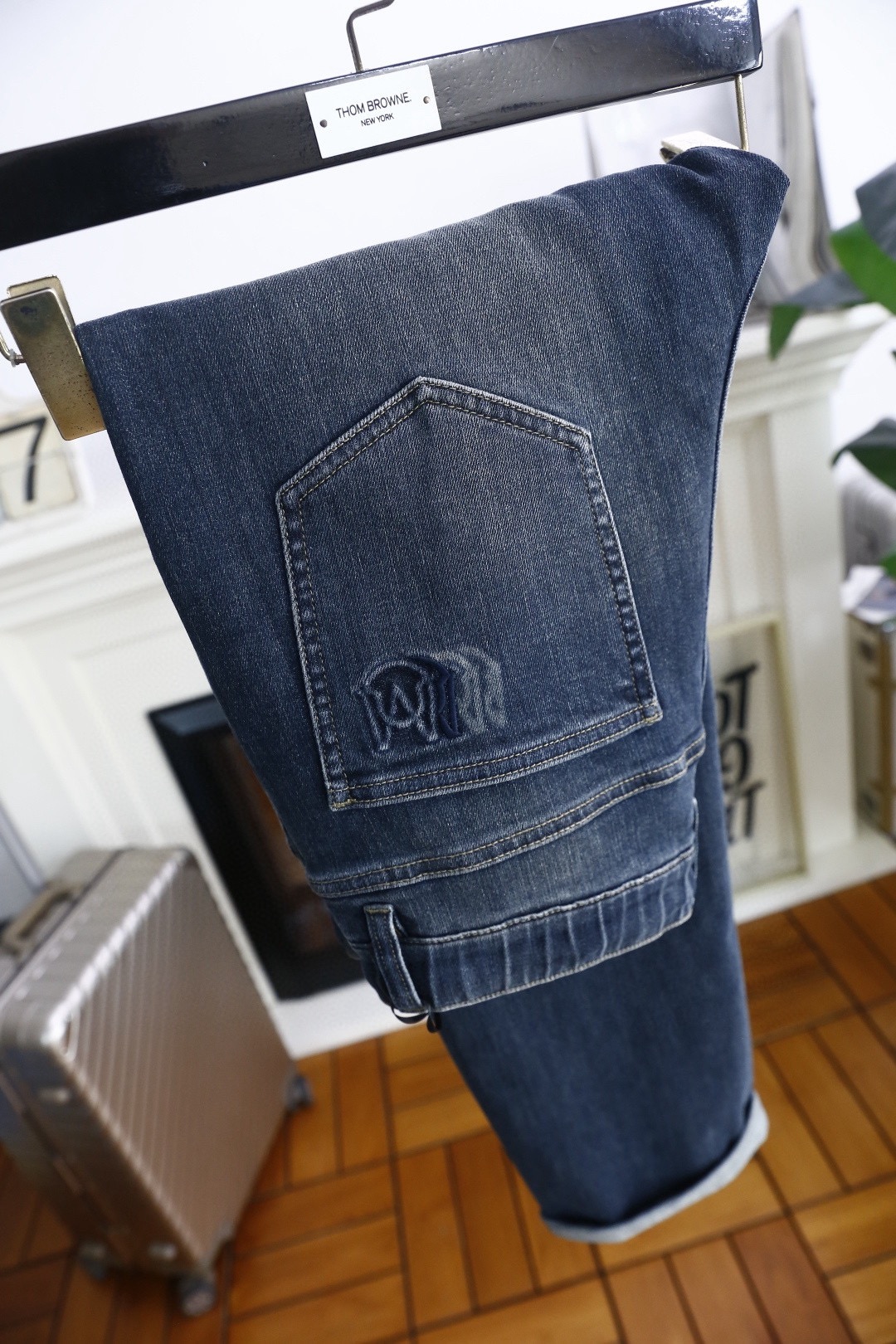 🔥蒙口.2025秋季新品！时尚百搭深蓝色男士牛仔休闲裤，采用抽绳腰头设计，兼具舒适与调节性。裤身有做旧磨