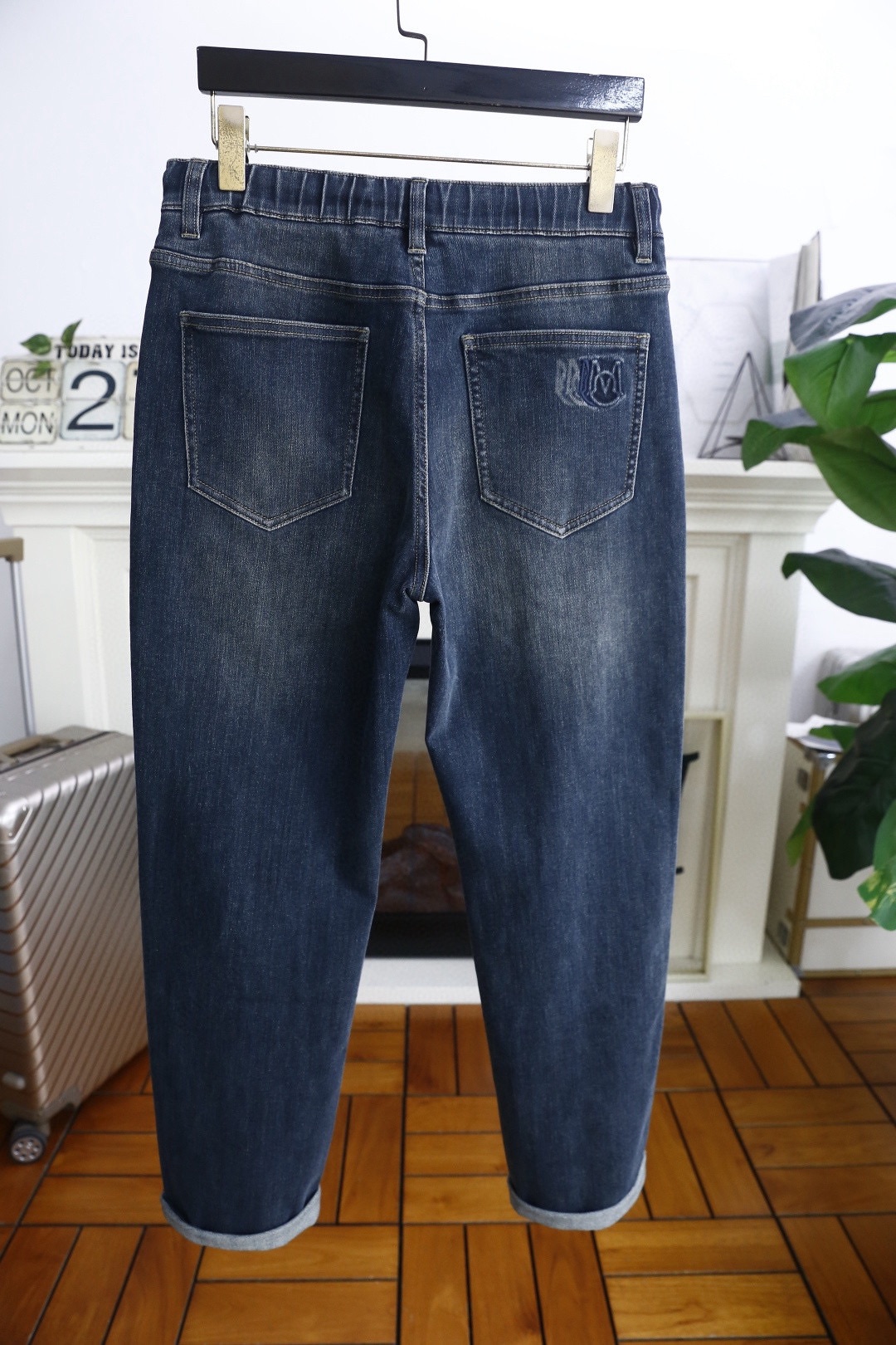 🔥蒙口.2025秋季新品！时尚百搭深蓝色男士牛仔休闲裤，采用抽绳腰头设计，兼具舒适与调节性。裤身有做旧磨