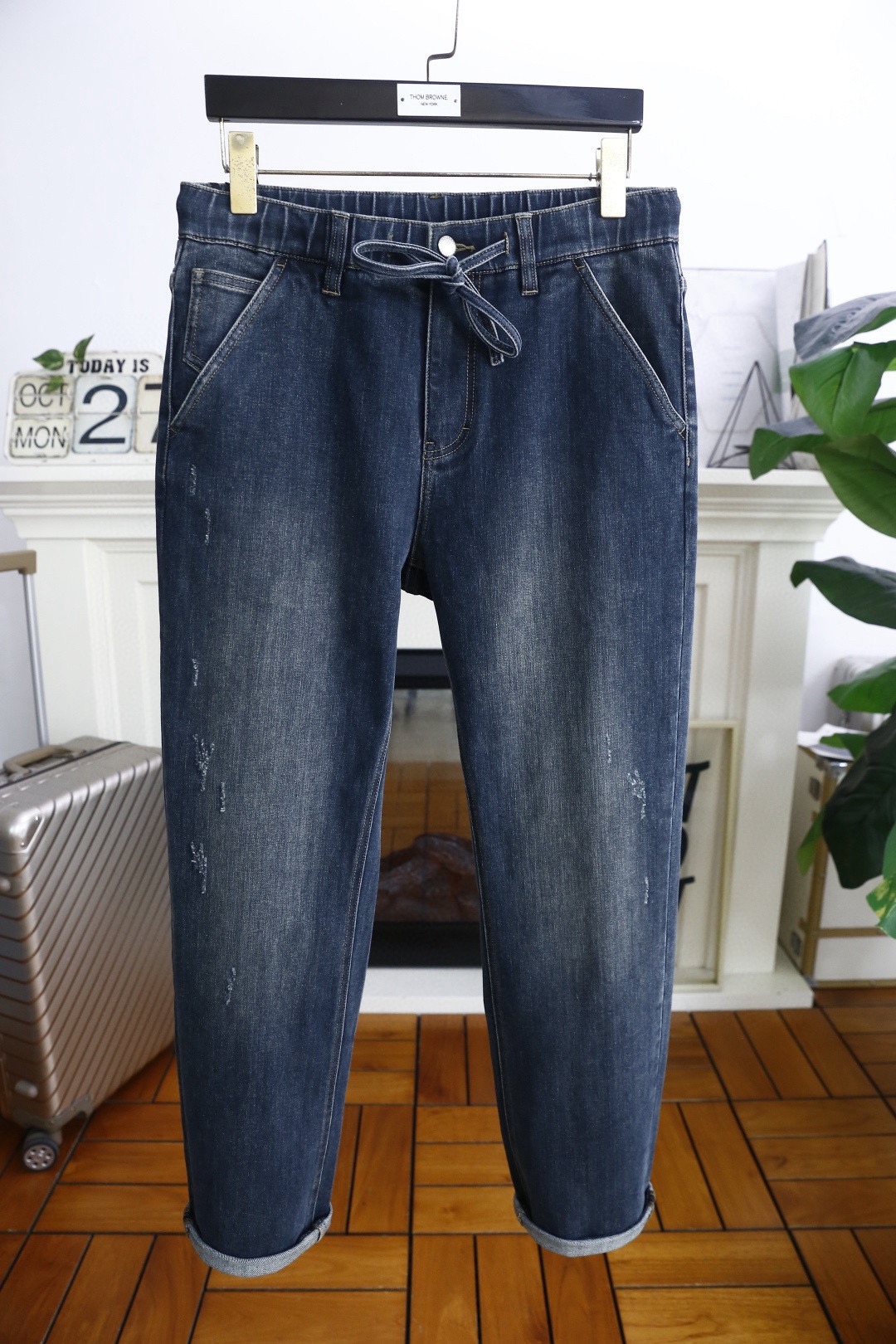 🔥蒙口.2025秋季新品！时尚百搭深蓝色男士牛仔休闲裤，采用抽绳腰头设计，兼具舒适与调节性。裤身有做旧磨