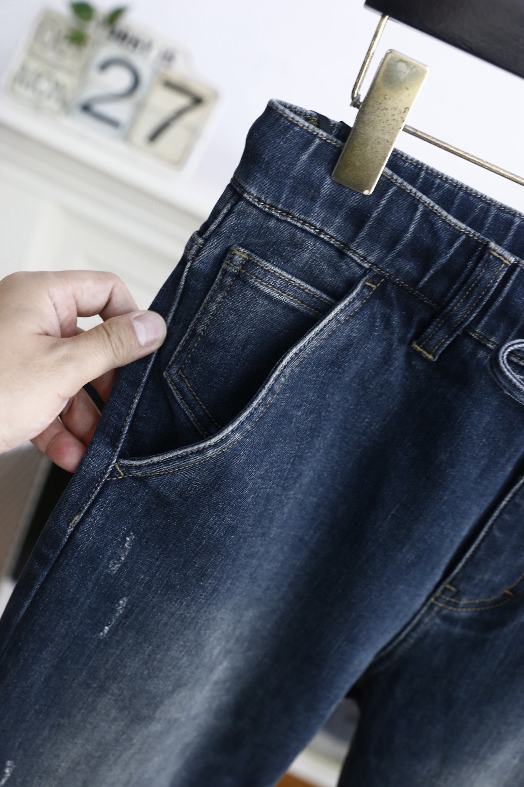 🔥蒙口.2025秋季新品！时尚百搭深蓝色男士牛仔休闲裤，采用抽绳腰头设计，兼具舒适与调节性。裤身有做旧磨