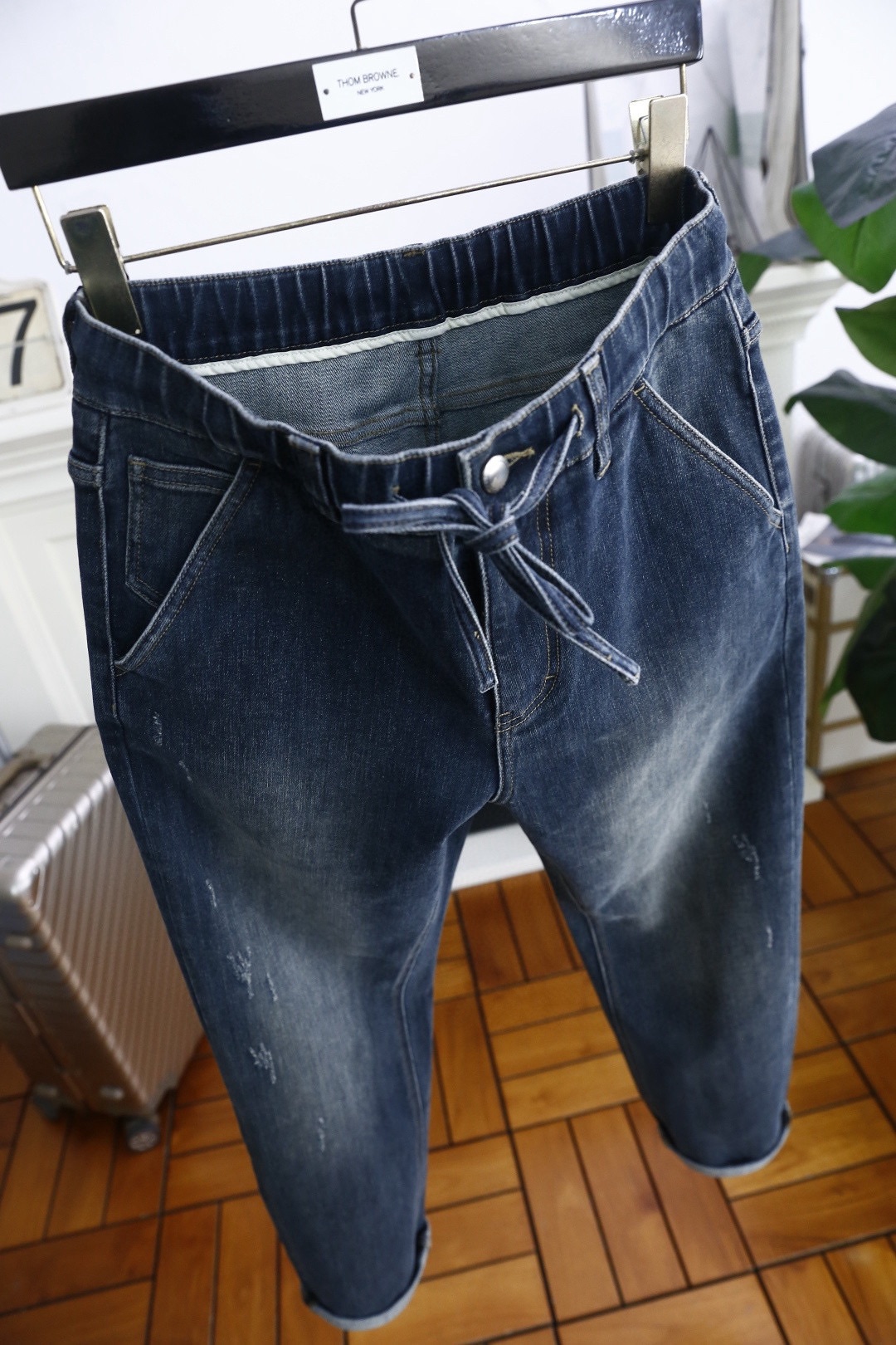 🔥蒙口.2025秋季新品！时尚百搭深蓝色男士牛仔休闲裤，采用抽绳腰头设计，兼具舒适与调节性。裤身有做旧磨