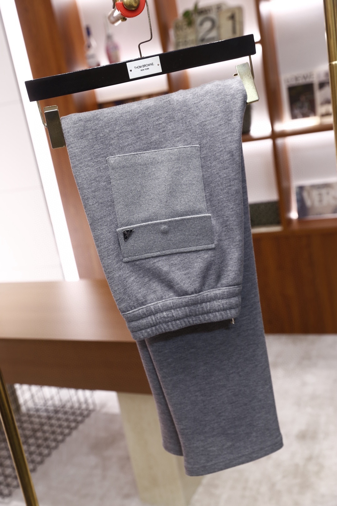 🔥普拉*/Pr*da.2025秋冬新款！时尚男士百搭抽绳休闲裤，采用了柔软舒适面料，触感细腻且富有弹性，