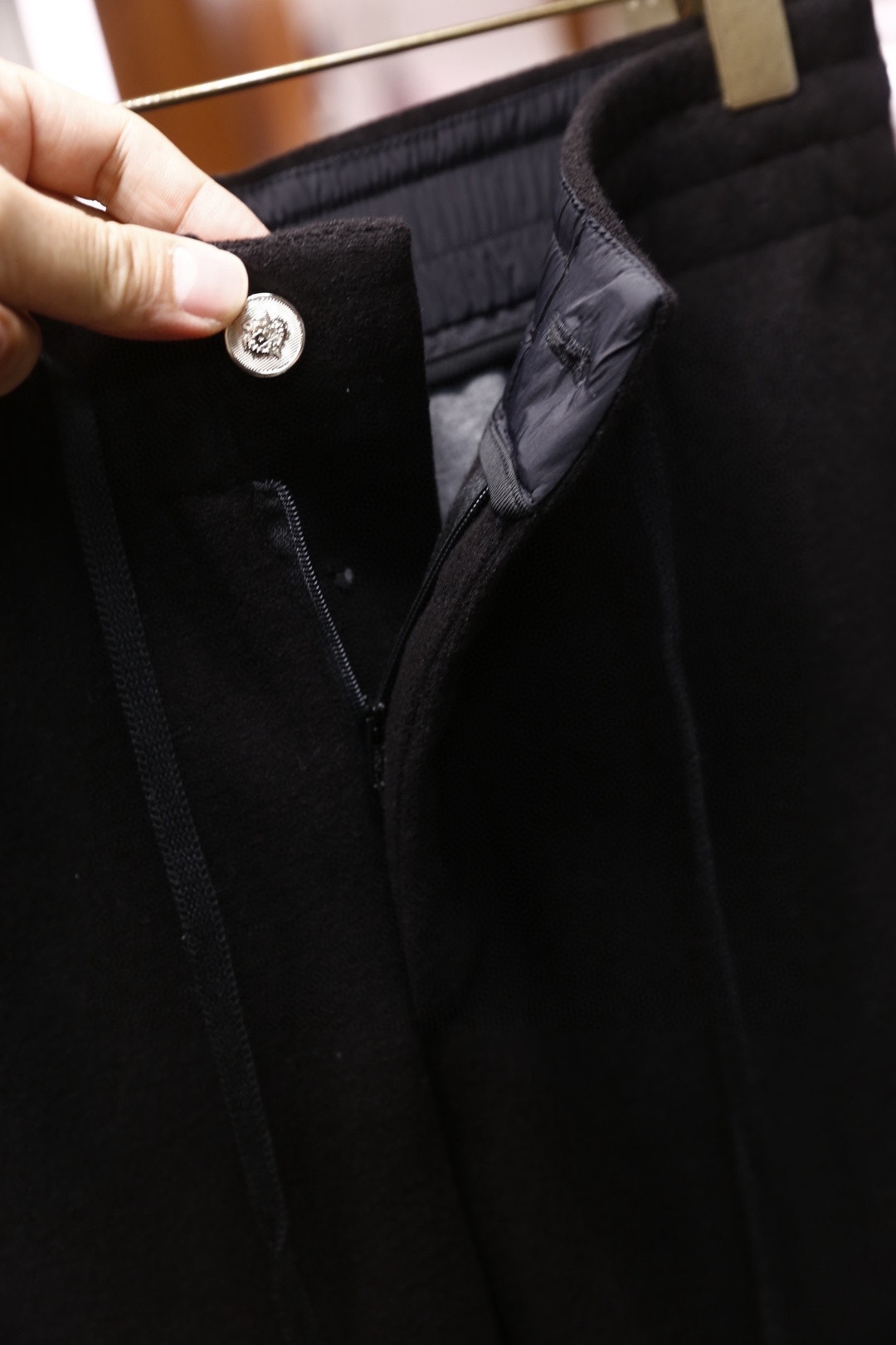 🔥lP🆕.25秋冬时尚新品男士休闲裤🆕采用舒适保暖面料，奢华经典品牌字母LOGO元素设计 上身随意舒服！