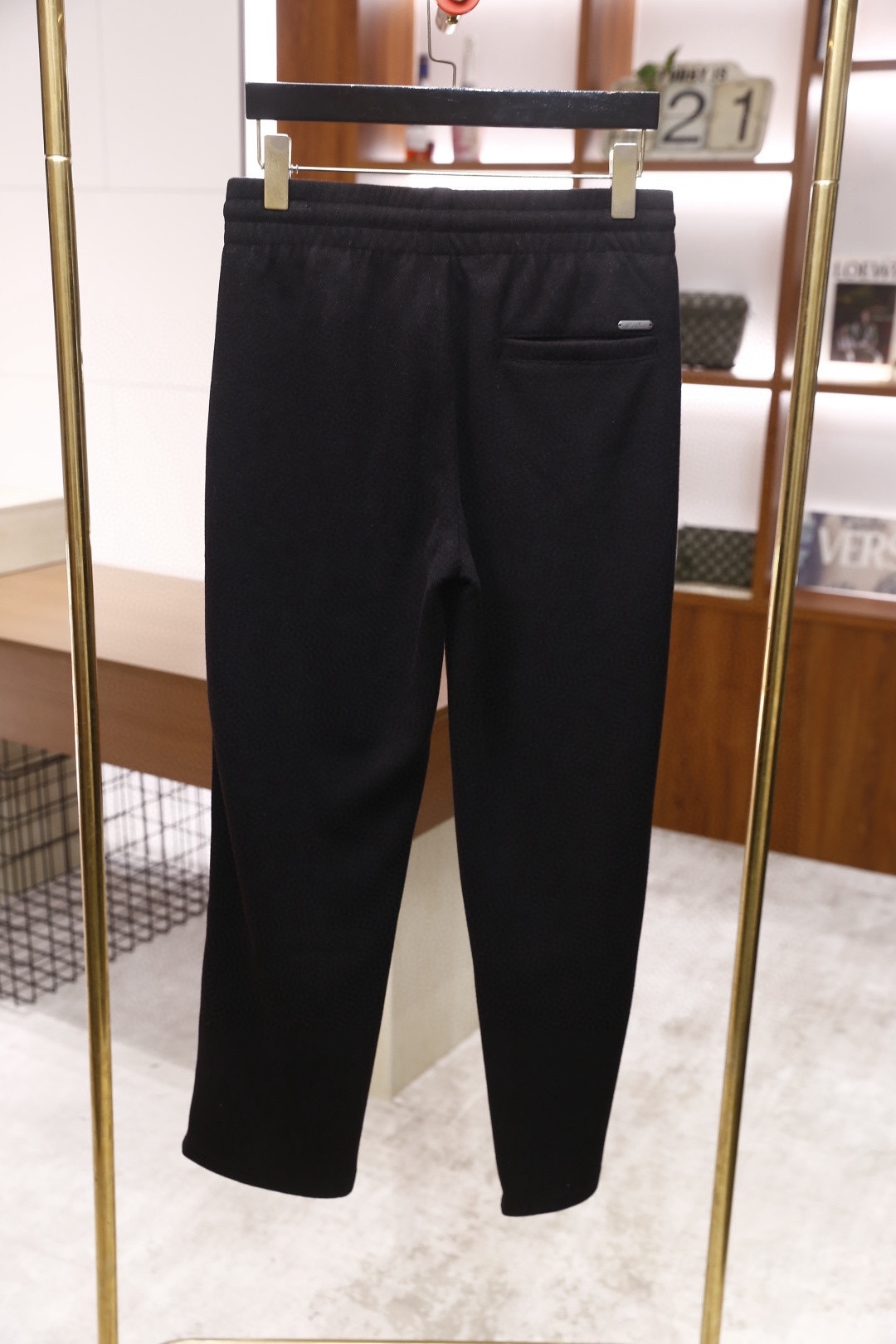 🔥lP🆕.25秋冬时尚新品男士休闲裤🆕采用舒适保暖面料，奢华经典品牌字母LOGO元素设计 上身随意舒服！