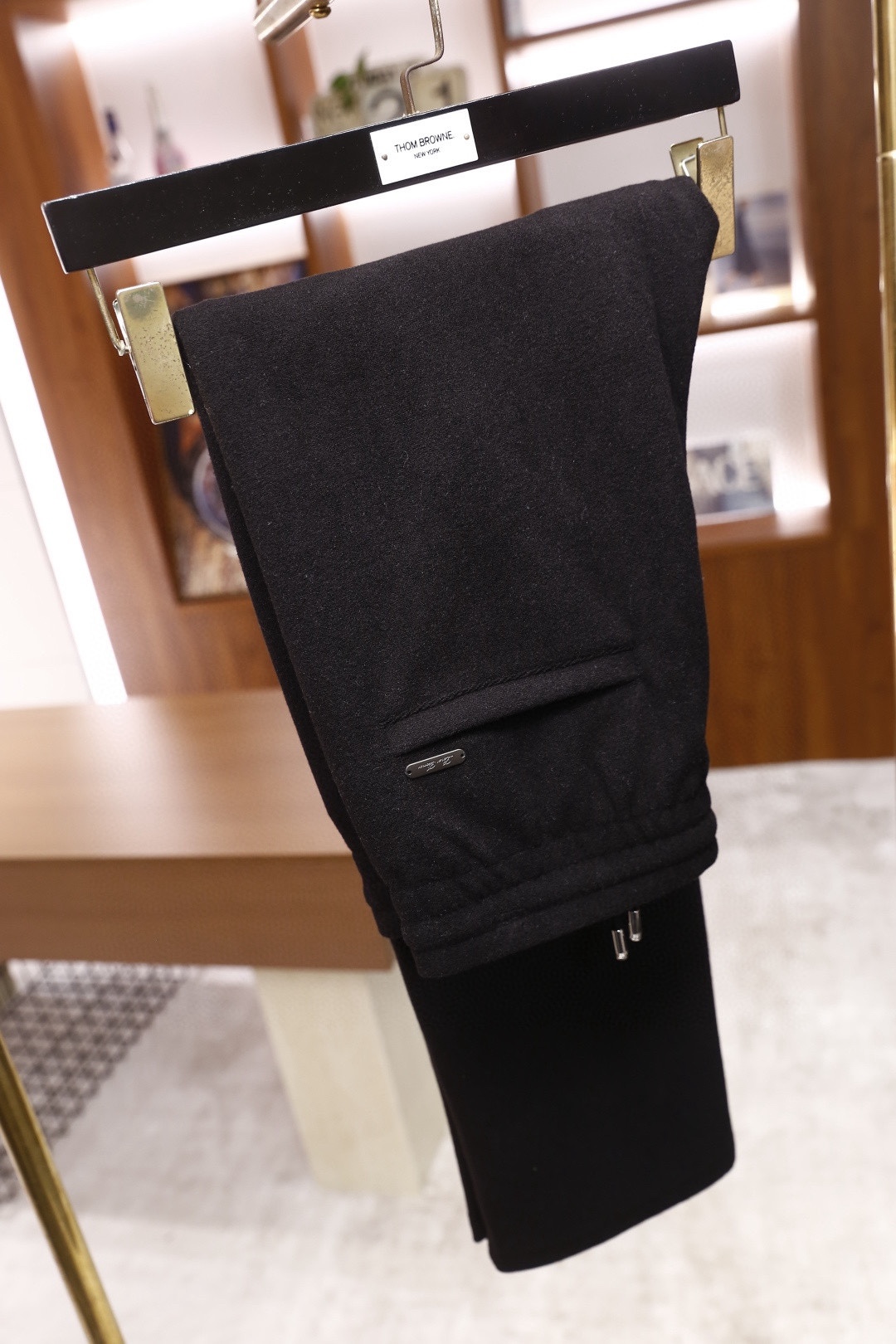 🔥lP🆕.25秋冬时尚新品男士休闲裤🆕采用舒适保暖面料，奢华经典品牌字母LOGO元素设计 上身随意舒服！