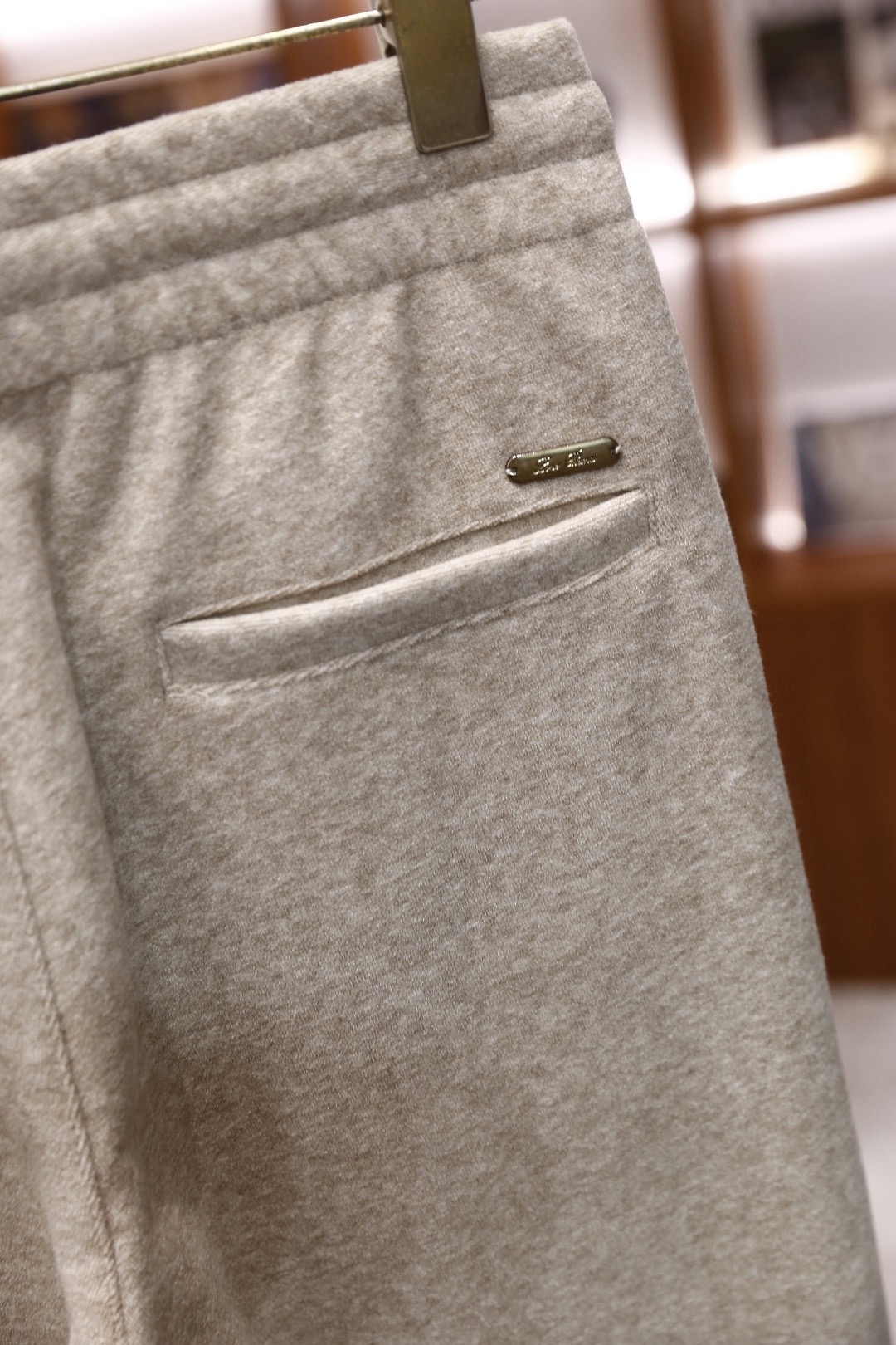 🔥lP🆕.25秋冬时尚新品男士休闲裤🆕采用舒适保暖面料，奢华经典品牌字母LOGO元素设计 上身随意舒服！