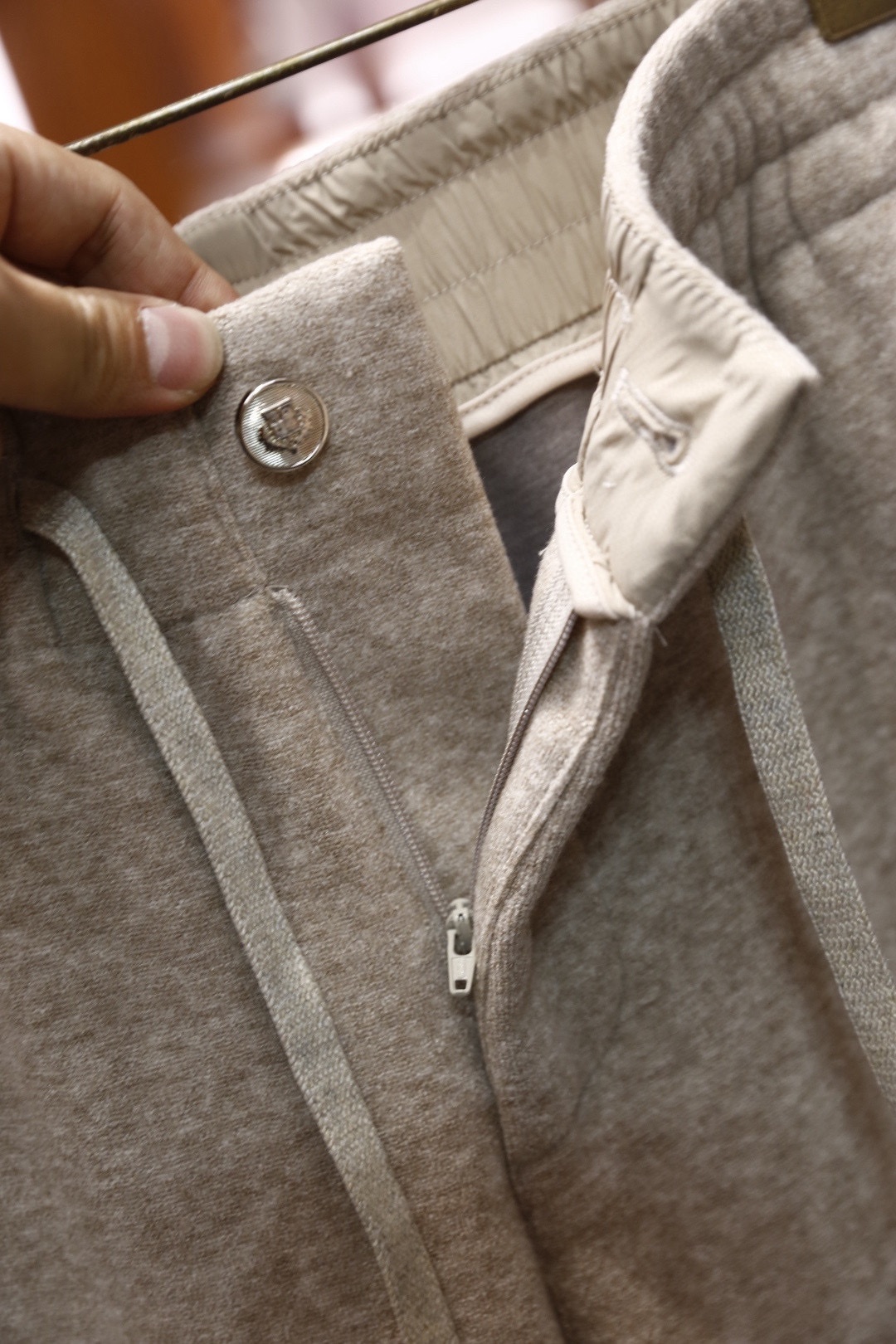 🔥lP🆕.25秋冬时尚新品男士休闲裤🆕采用舒适保暖面料，奢华经典品牌字母LOGO元素设计 上身随意舒服！