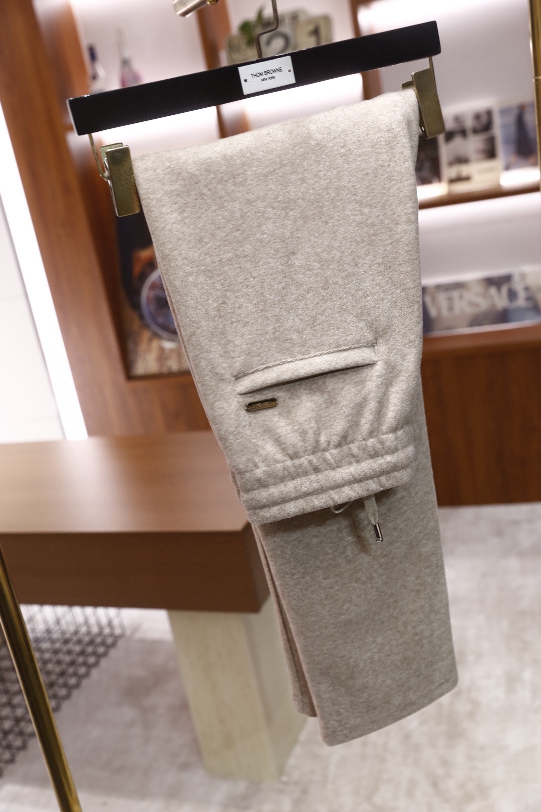 🔥lP🆕.25秋冬时尚新品男士休闲裤🆕采用舒适保暖面料，奢华经典品牌字母LOGO元素设计 上身随意舒服！