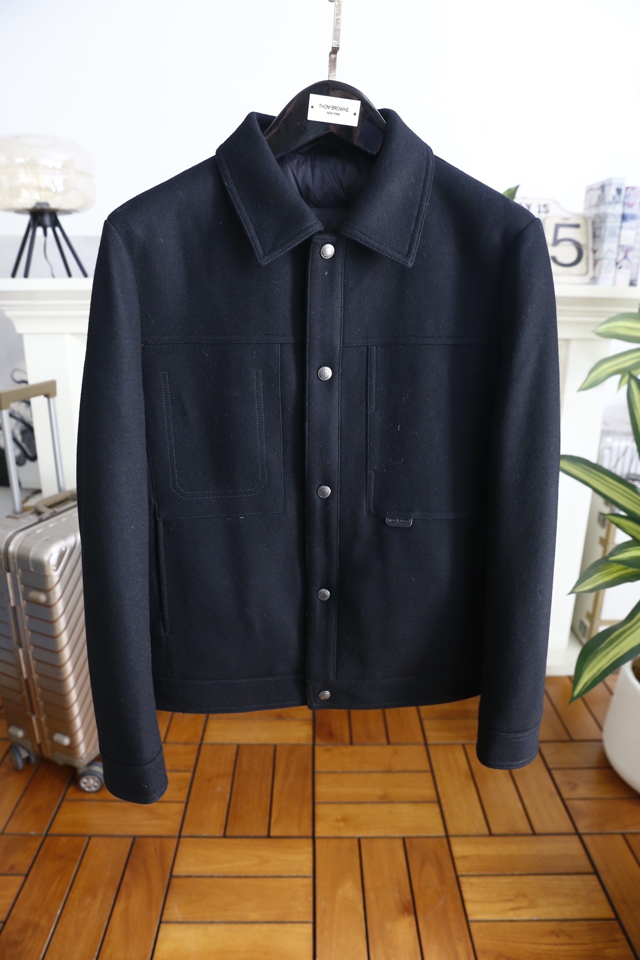 🔥杰尼亚.25秋冬新款🆕时尚男士翻领夹克，采用羊毛呢与羽绒结合的面料制作，外层羊毛呢质地挺括且富有质感，