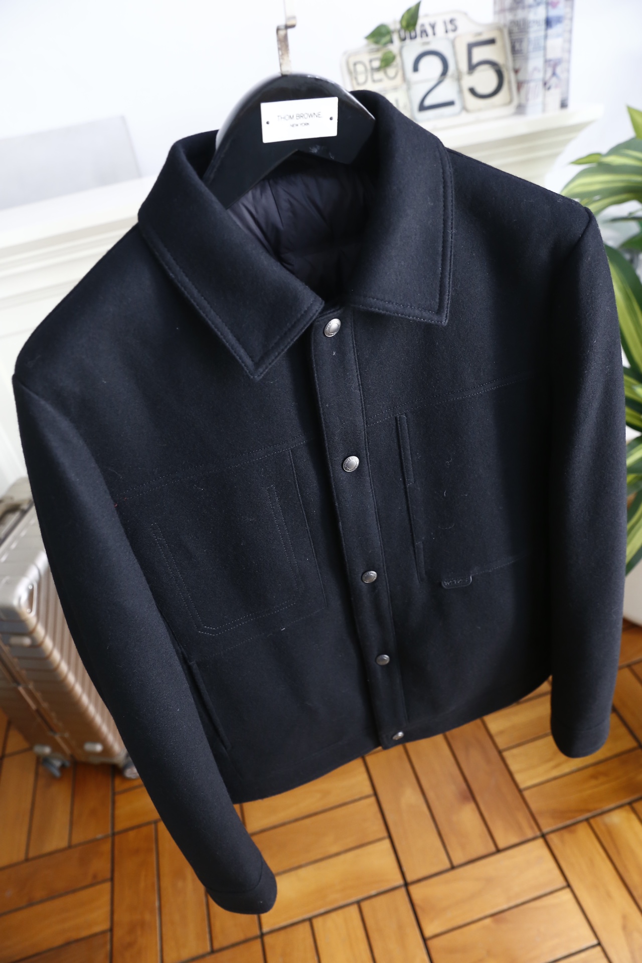 🔥杰尼亚.25秋冬新款🆕时尚男士翻领夹克，采用羊毛呢与羽绒结合的面料制作，外层羊毛呢质地挺括且富有质感，