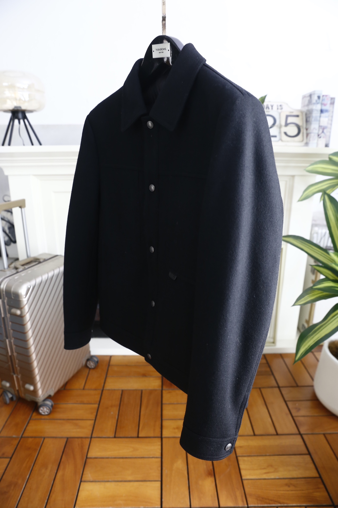 🔥杰尼亚.25秋冬新款🆕时尚男士翻领夹克，采用羊毛呢与羽绒结合的面料制作，外层羊毛呢质地挺括且富有质感，