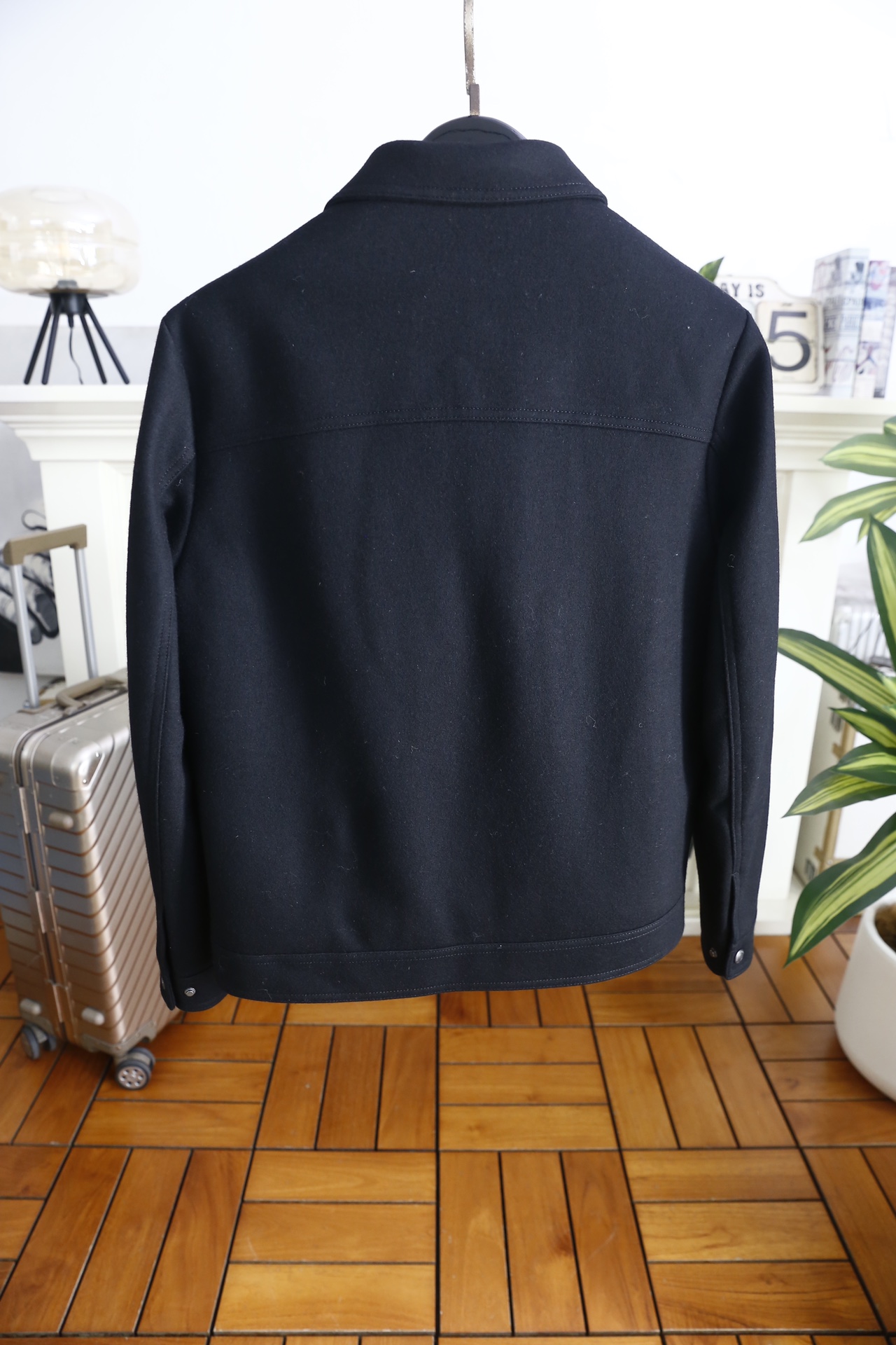 🔥杰尼亚.25秋冬新款🆕时尚男士翻领夹克，采用羊毛呢与羽绒结合的面料制作，外层羊毛呢质地挺括且富有质感，