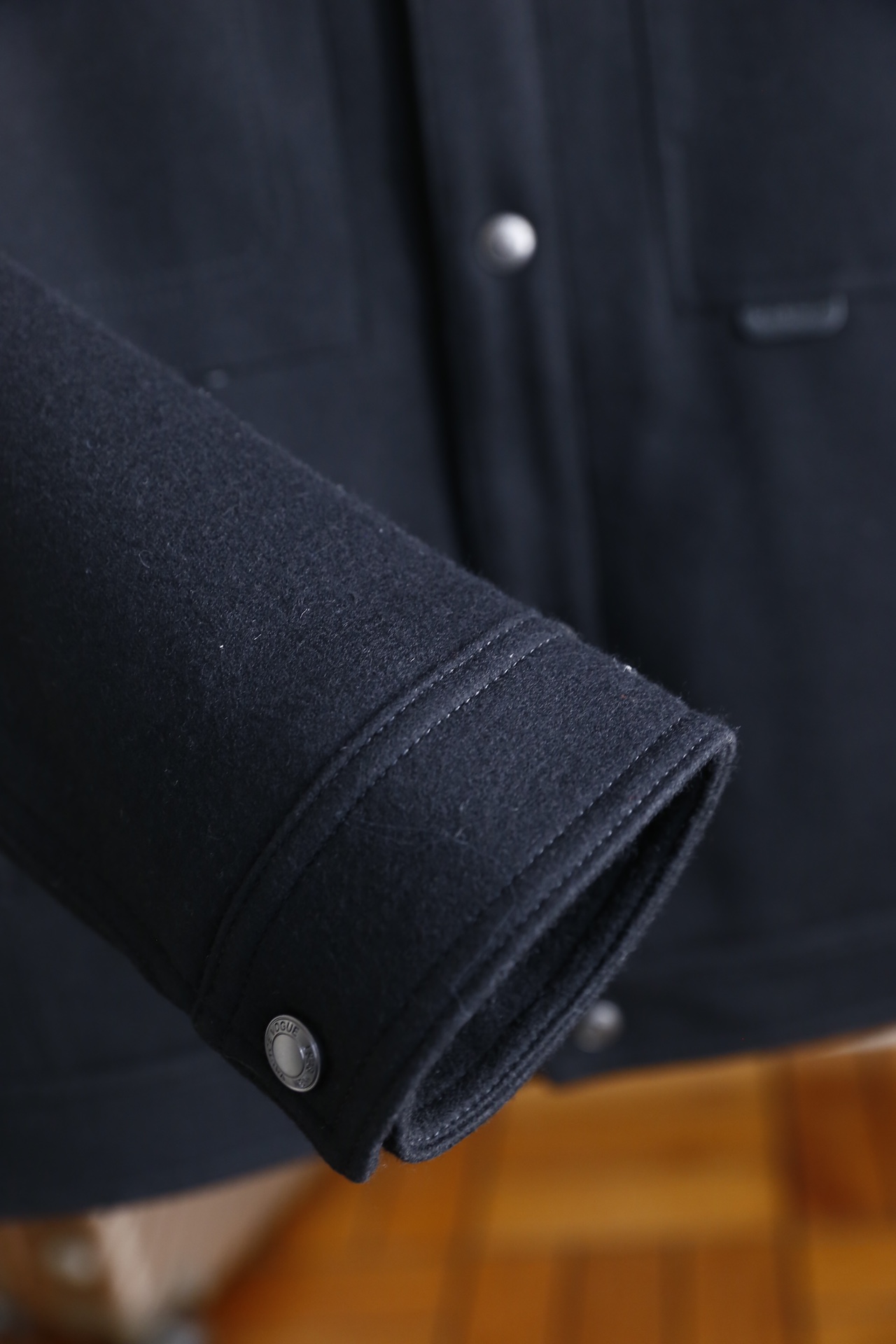 🔥杰尼亚.25秋冬新款🆕时尚男士翻领夹克，采用羊毛呢与羽绒结合的面料制作，外层羊毛呢质地挺括且富有质感，