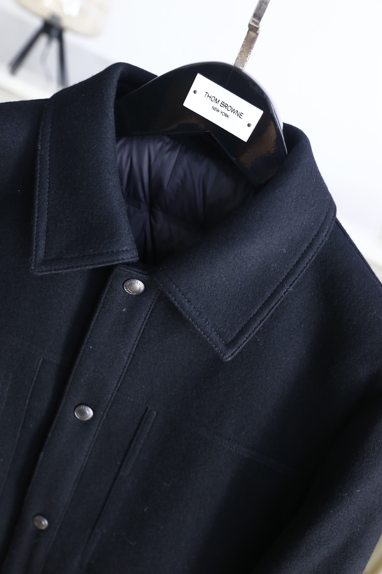 🔥杰尼亚.25秋冬新款🆕时尚男士翻领夹克，采用羊毛呢与羽绒结合的面料制作，外层羊毛呢质地挺括且富有质感，