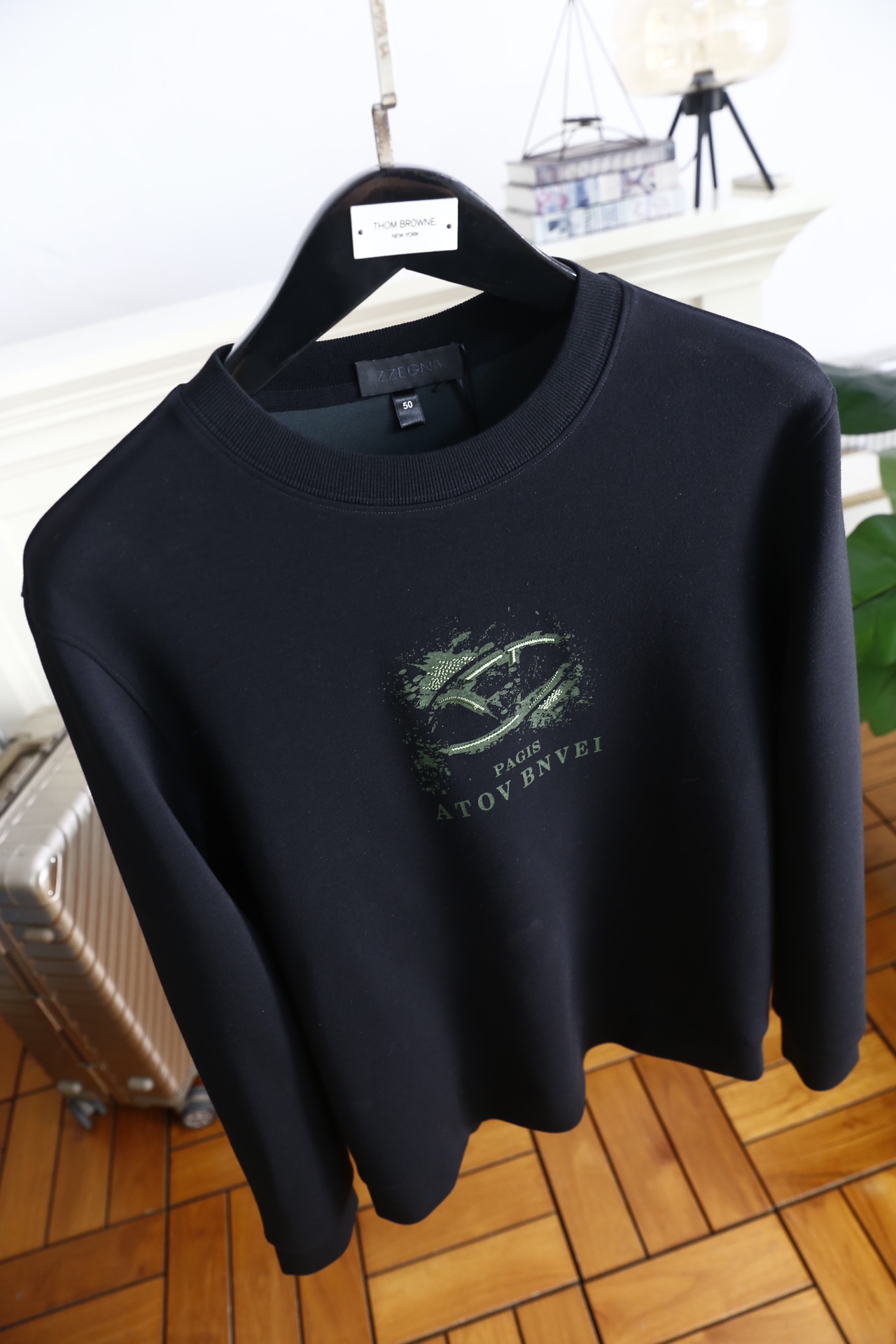 🔥杰尼亚.25秋冬新品！时尚男士百搭圆领长袖卫衣，以聚酯纤维面料打造，面料具备良好的抗皱性与耐磨性，触感