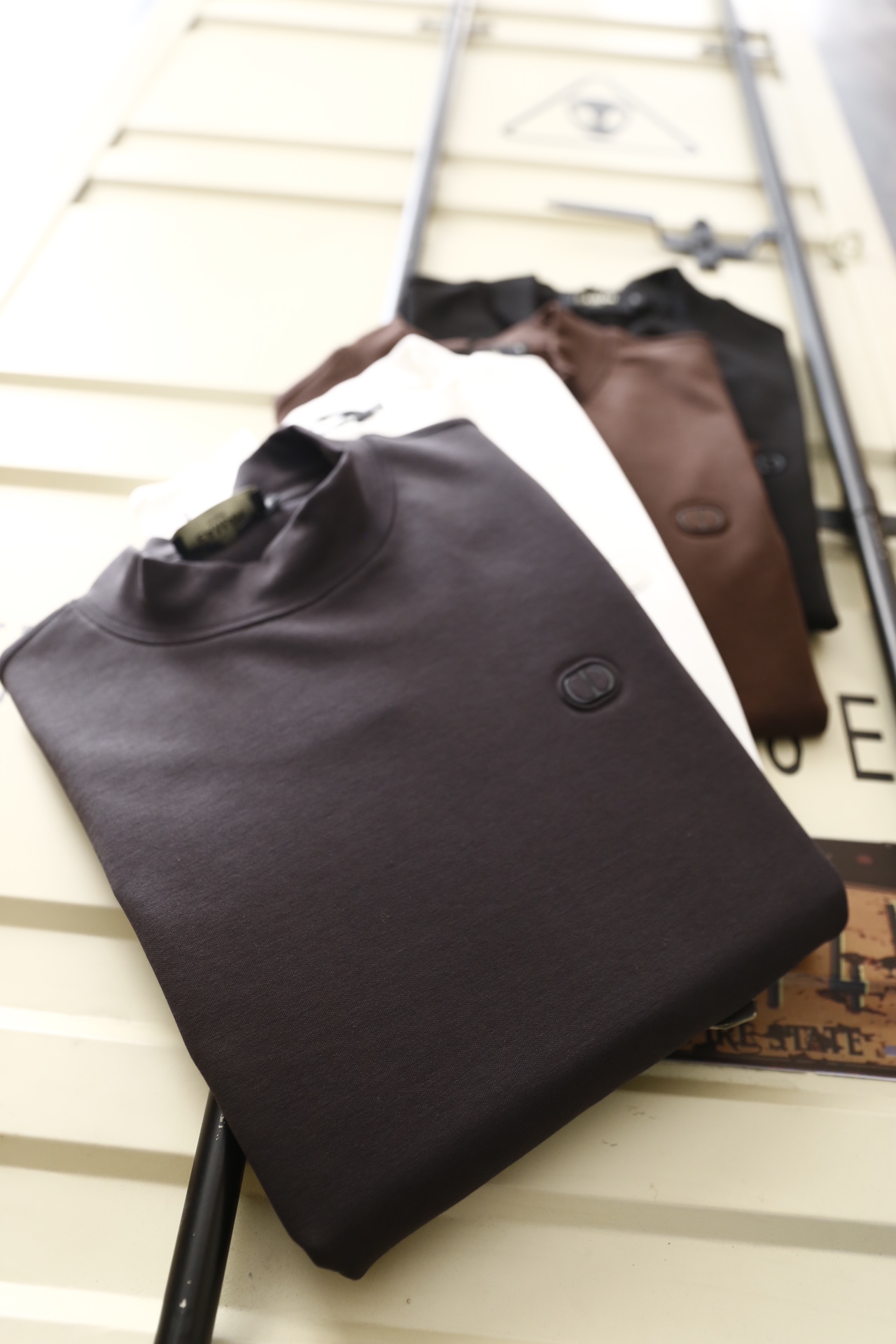 🔥迪奥.25秋冬新品！时尚男士百搭半高领长袖上衣，采用莫代尔精梳棉与羊毛混纺面料制作，融合莫代尔的柔软垂