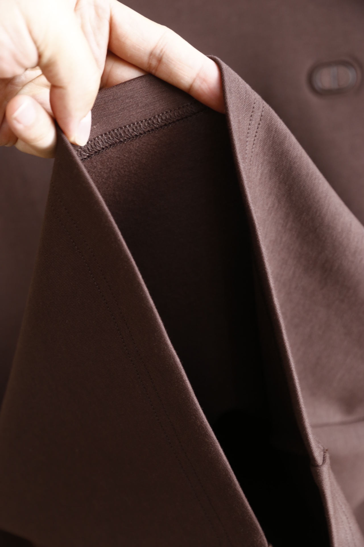 🔥迪奥.25秋冬新品！时尚男士百搭半高领长袖上衣，采用莫代尔精梳棉与羊毛混纺面料制作，融合莫代尔的柔软垂