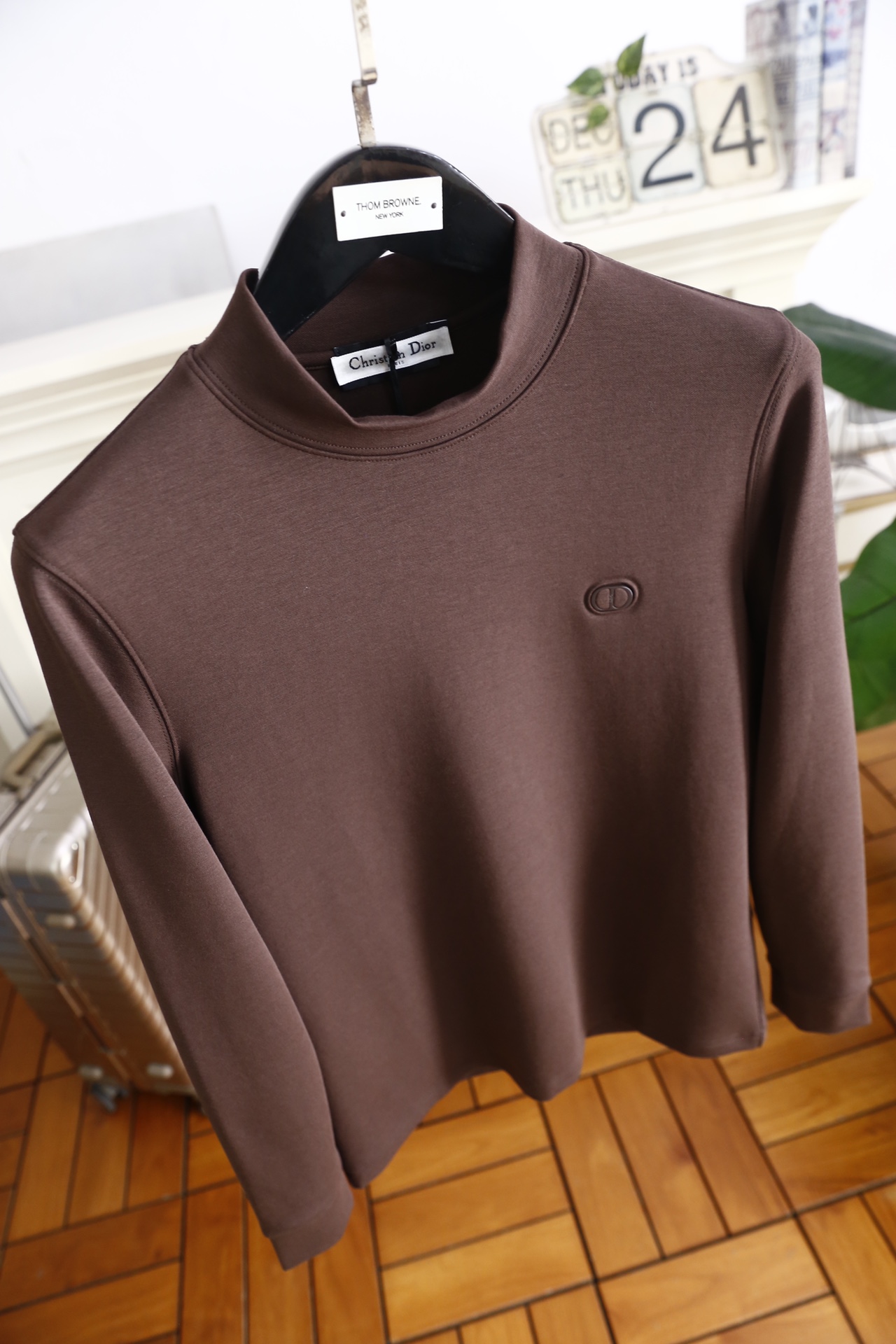 🔥迪奥.25秋冬新品！时尚男士百搭半高领长袖上衣，采用莫代尔精梳棉与羊毛混纺面料制作，融合莫代尔的柔软垂