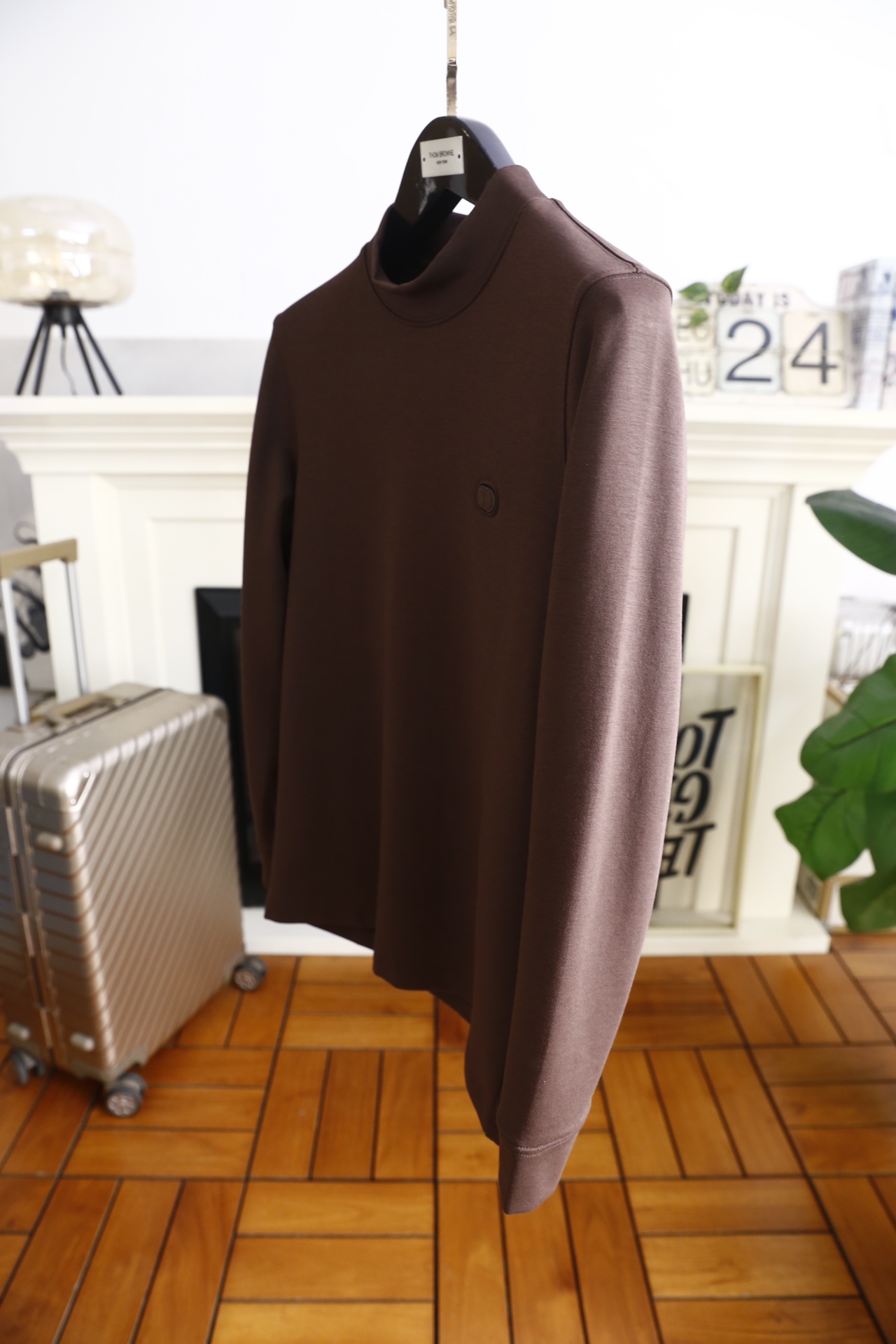 🔥迪奥.25秋冬新品！时尚男士百搭半高领长袖上衣，采用莫代尔精梳棉与羊毛混纺面料制作，融合莫代尔的柔软垂