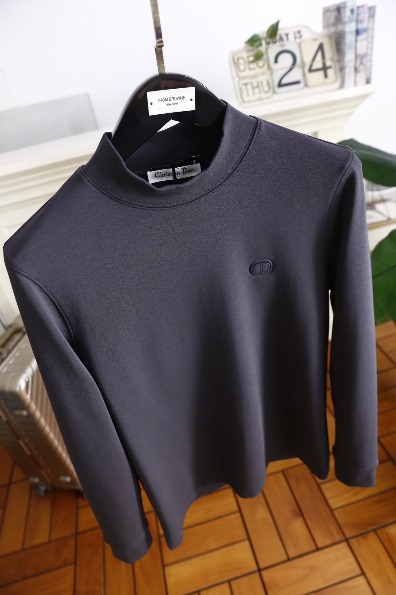 🔥迪奥.25秋冬新品！时尚男士百搭半高领长袖上衣，采用莫代尔精梳棉与羊毛混纺面料制作，融合莫代尔的柔软垂