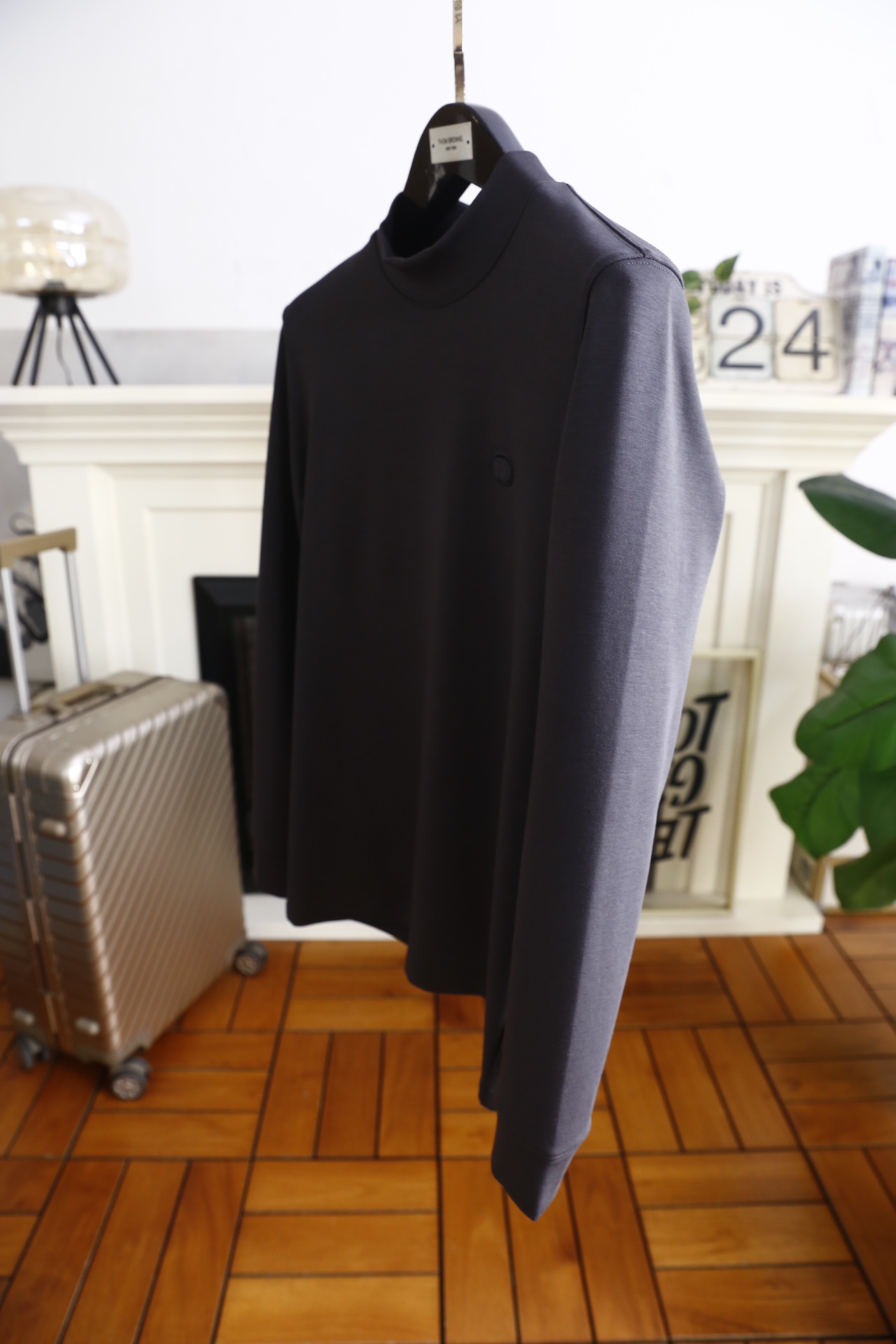 🔥迪奥.25秋冬新品！时尚男士百搭半高领长袖上衣，采用莫代尔精梳棉与羊毛混纺面料制作，融合莫代尔的柔软垂