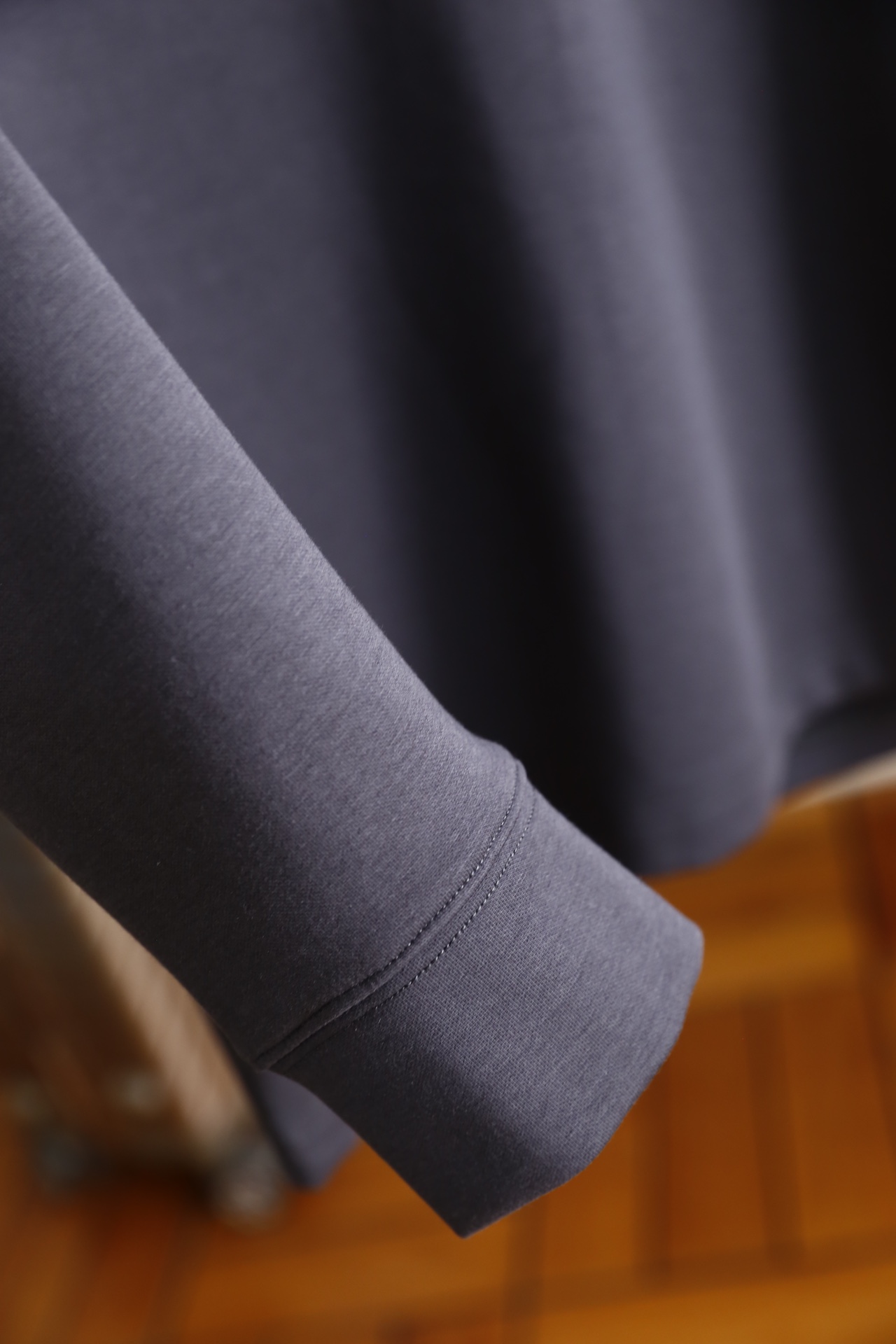 🔥迪奥.25秋冬新品！时尚男士百搭半高领长袖上衣，采用莫代尔精梳棉与羊毛混纺面料制作，融合莫代尔的柔软垂