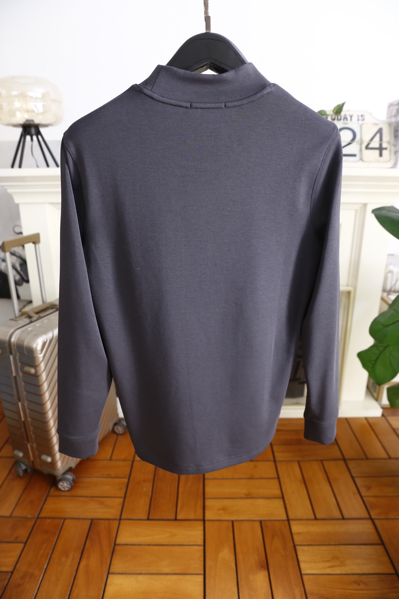 🔥迪奥.25秋冬新品！时尚男士百搭半高领长袖上衣，采用莫代尔精梳棉与羊毛混纺面料制作，融合莫代尔的柔软垂